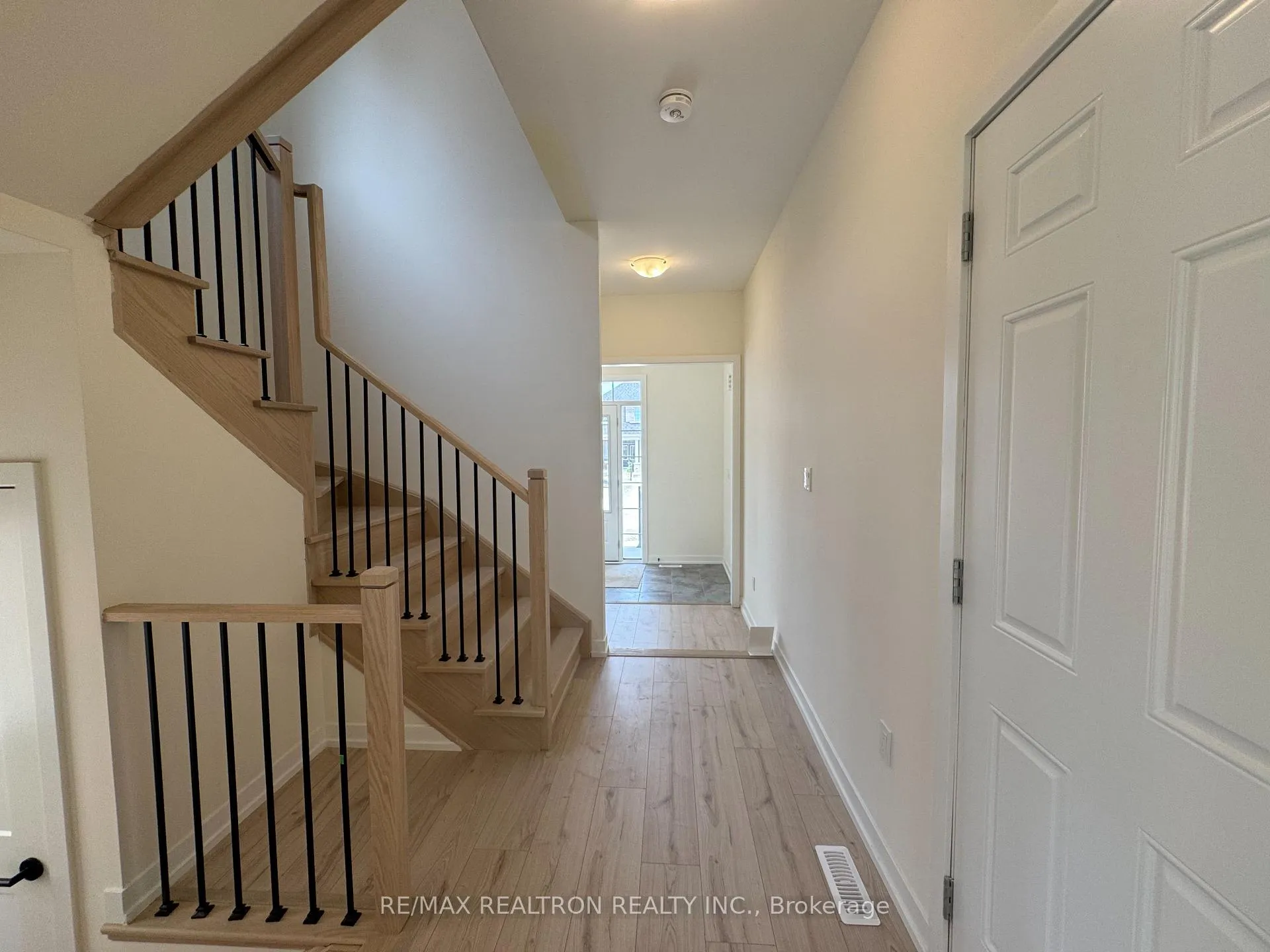 Photo 3 of 70 N Gdn Boulevard, Scugog, Port Perry — HOMEH