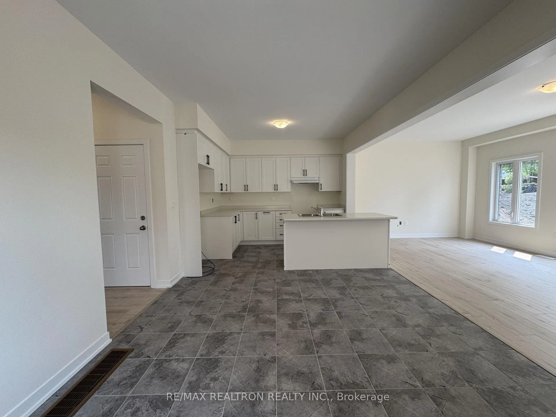 Photo 8 of 70 N Gdn Boulevard, Scugog, Port Perry — HOMEH