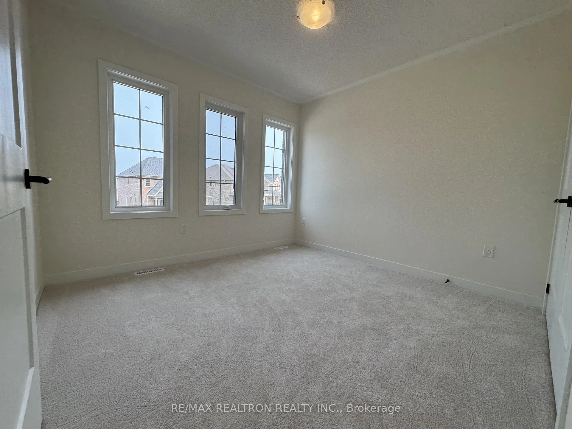Photo 15 of 70 N Gdn Boulevard, Scugog, Port Perry — HOMEH