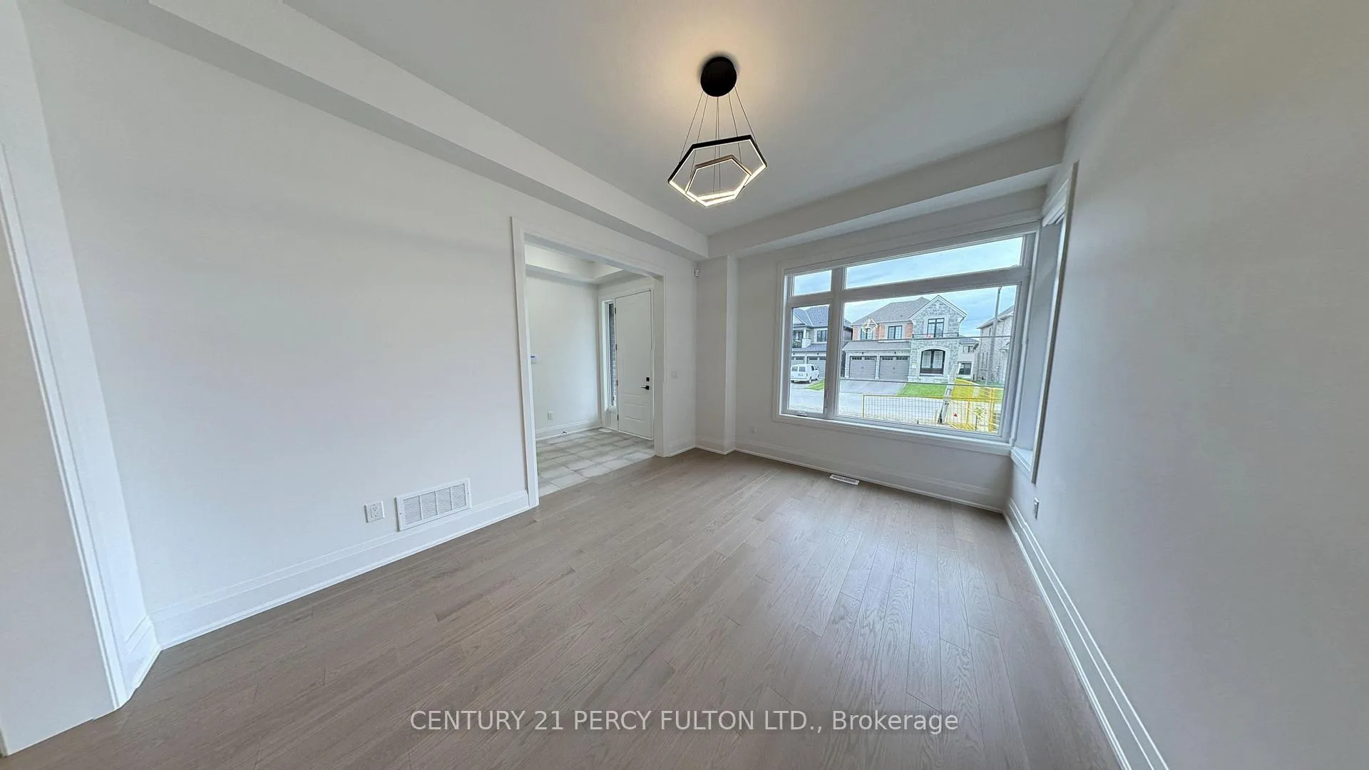 Photo 4 of 111 Deer Ridge Crescent, Whitby, Rural Whitby — HOMEH