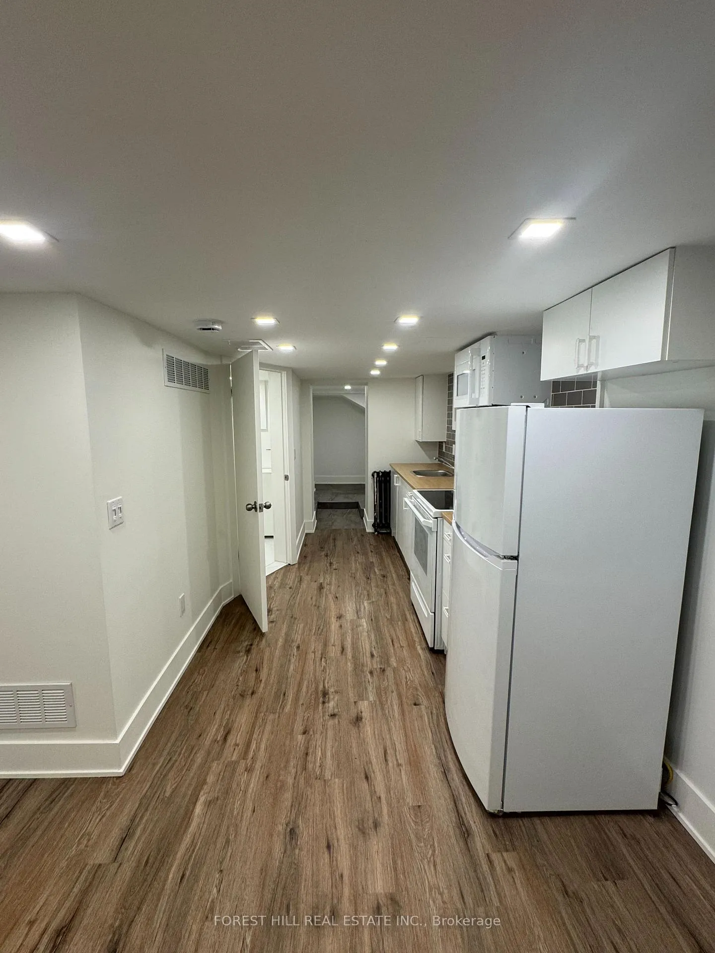 Photo 5 of Unit Bsmt, 3 Eleanor Avenue, Toronto, Oakwood Village — HOMEH