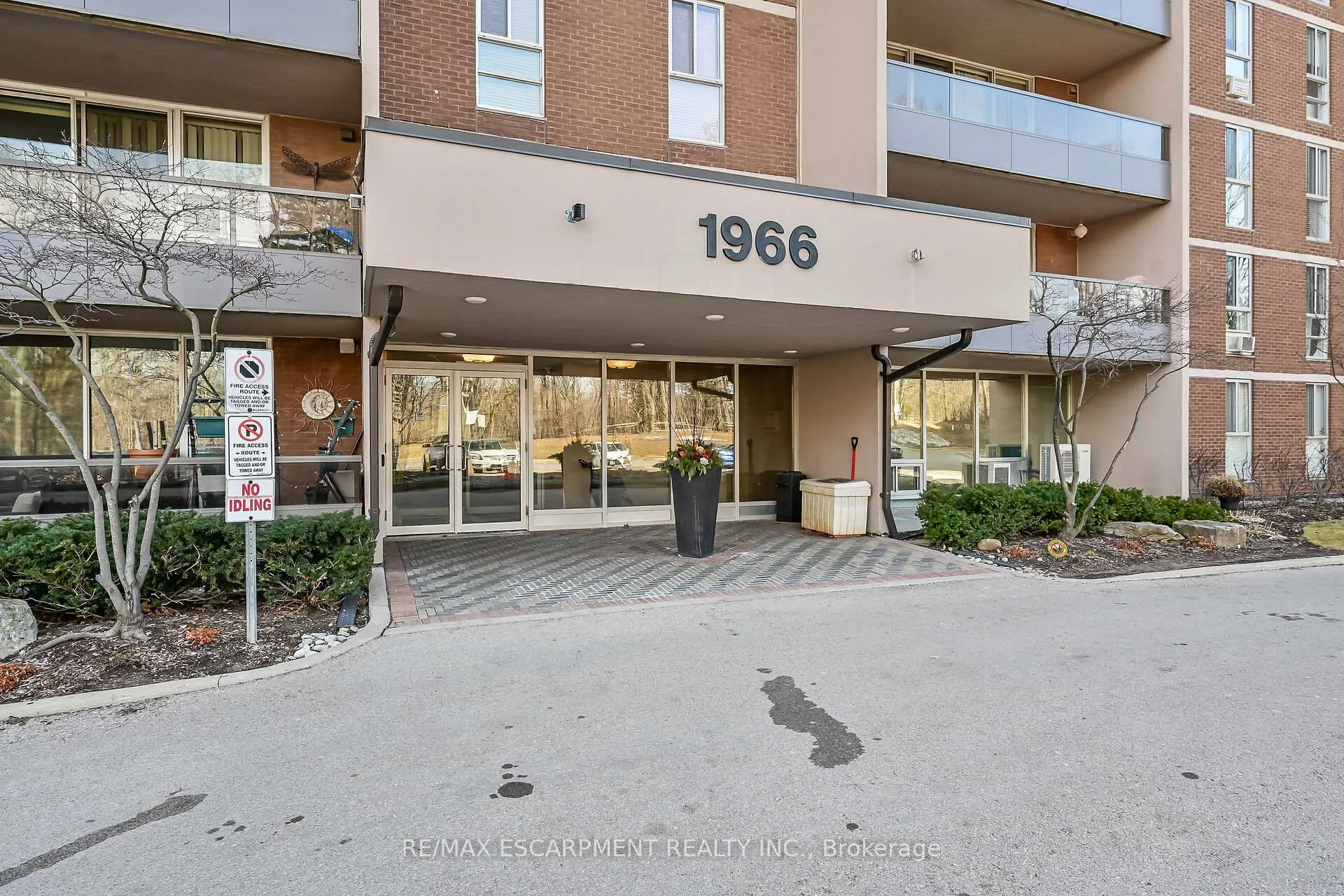 Photo 4 of Unit 502, 1966 Main Street W, Hamilton, Ainslie Wood — HOMEH