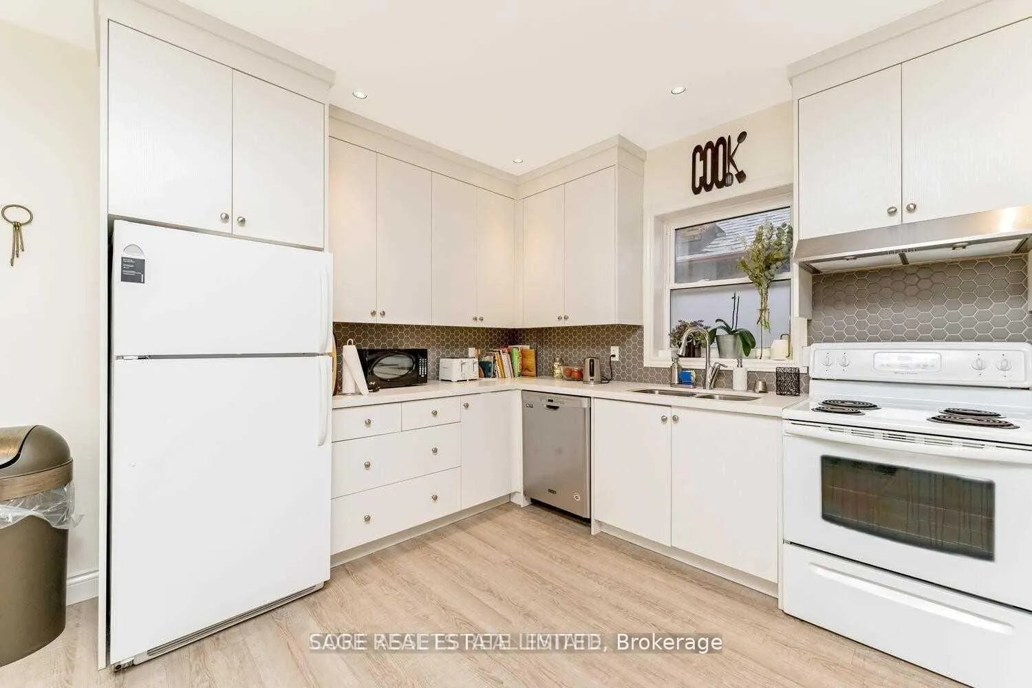 Photo 2 of Unit 3, 118 Braemar Avenue, Toronto, Yonge-Eglinton — HOMEH