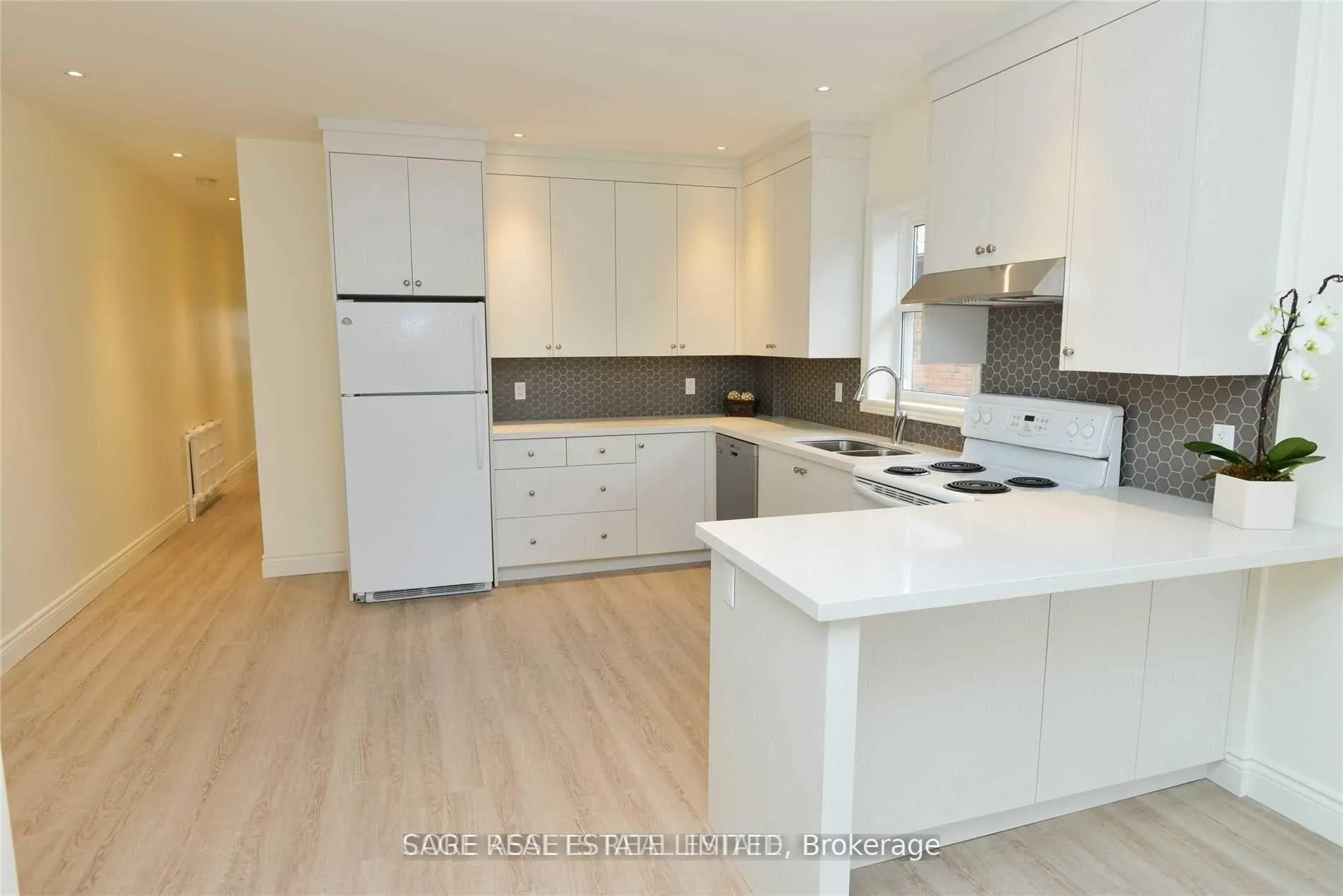 Photo 4 of Unit 3, 118 Braemar Avenue, Toronto, Yonge-Eglinton — HOMEH