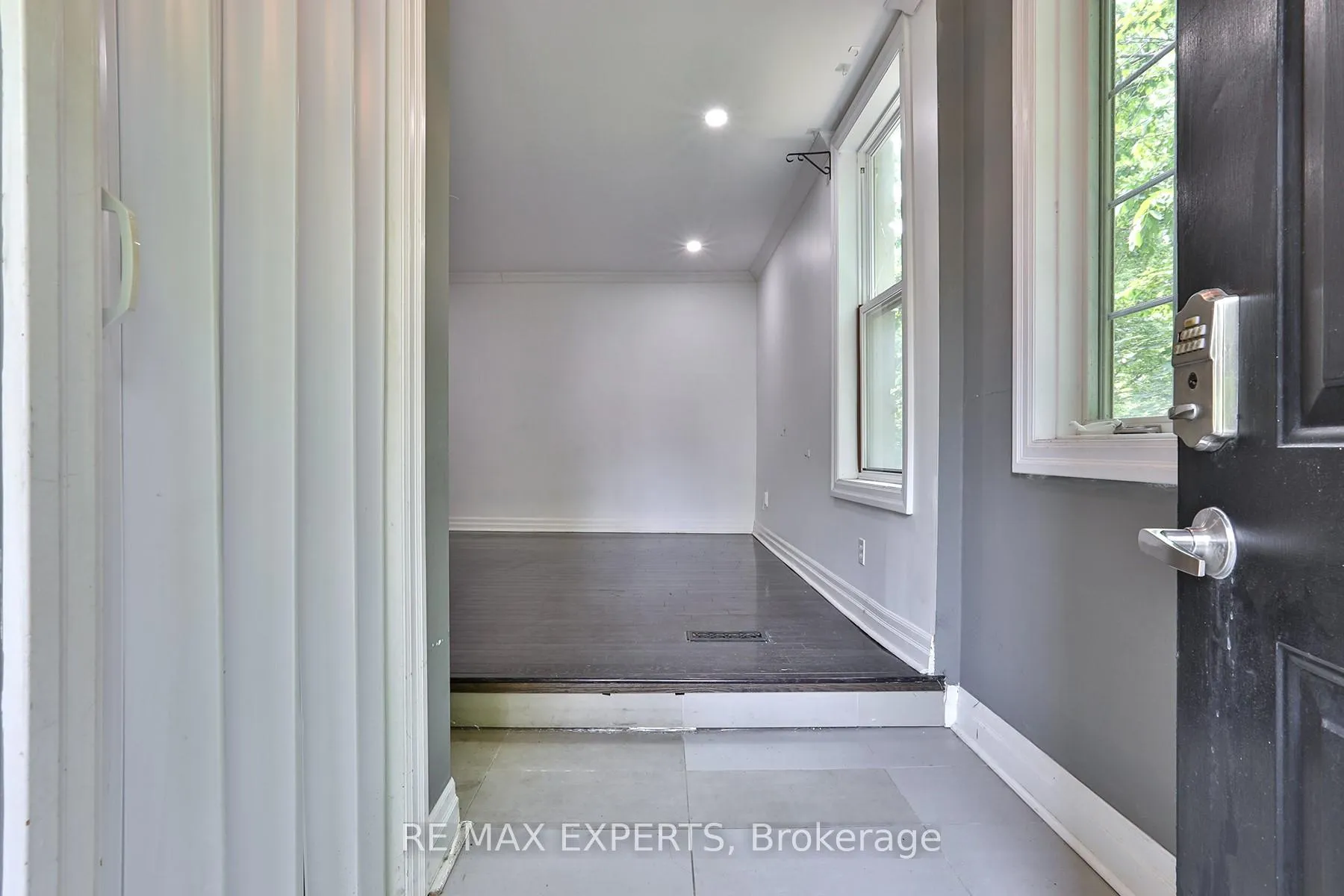 Photo 3 of Unit 2, 237 Douglas Avenue, Toronto, Lawrence Park North — HOMEH