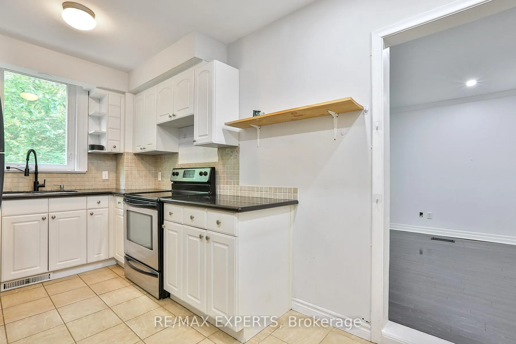 Photo 10 of Unit 2, 237 Douglas Avenue, Toronto, Lawrence Park North — HOMEH