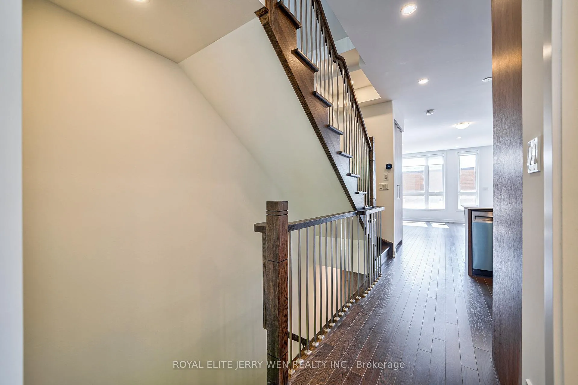 Photo 5 of Unit 7, 70 Green Gardens Boulevard, Toronto, Englemount-Lawrence — HOMEH