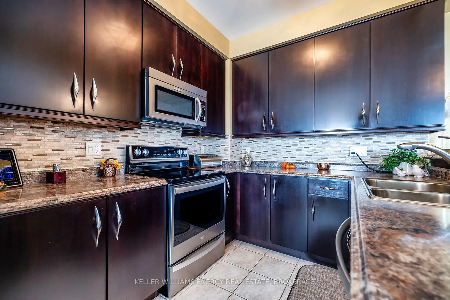 Photo 12 of Unit 202, 395 Lakebreeze Drive, Clarington, Newcastle — HOMEH