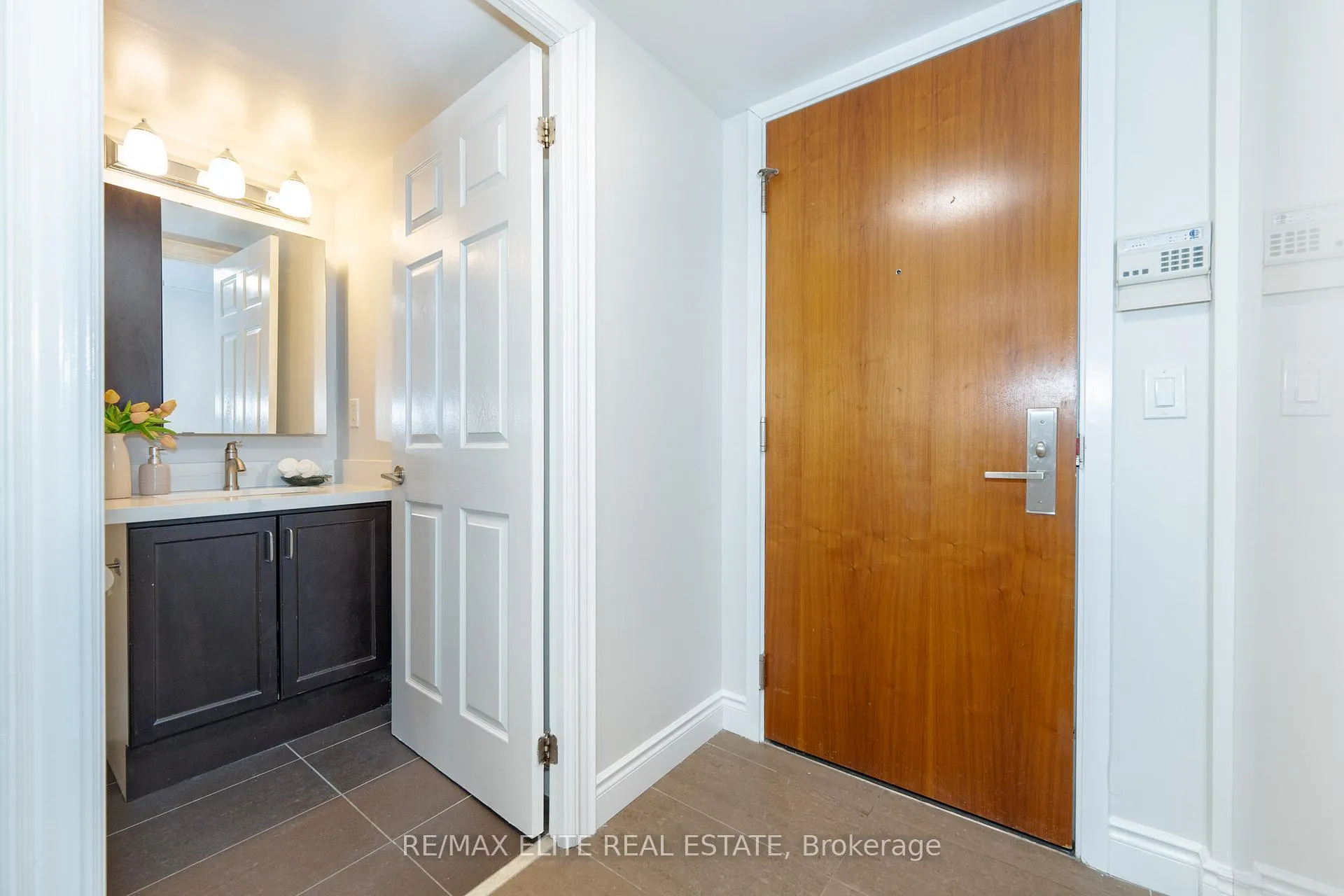 Photo 3 of Unit 616, 39 Galleria Parkway, Markham, Commerce Valley — HOMEH