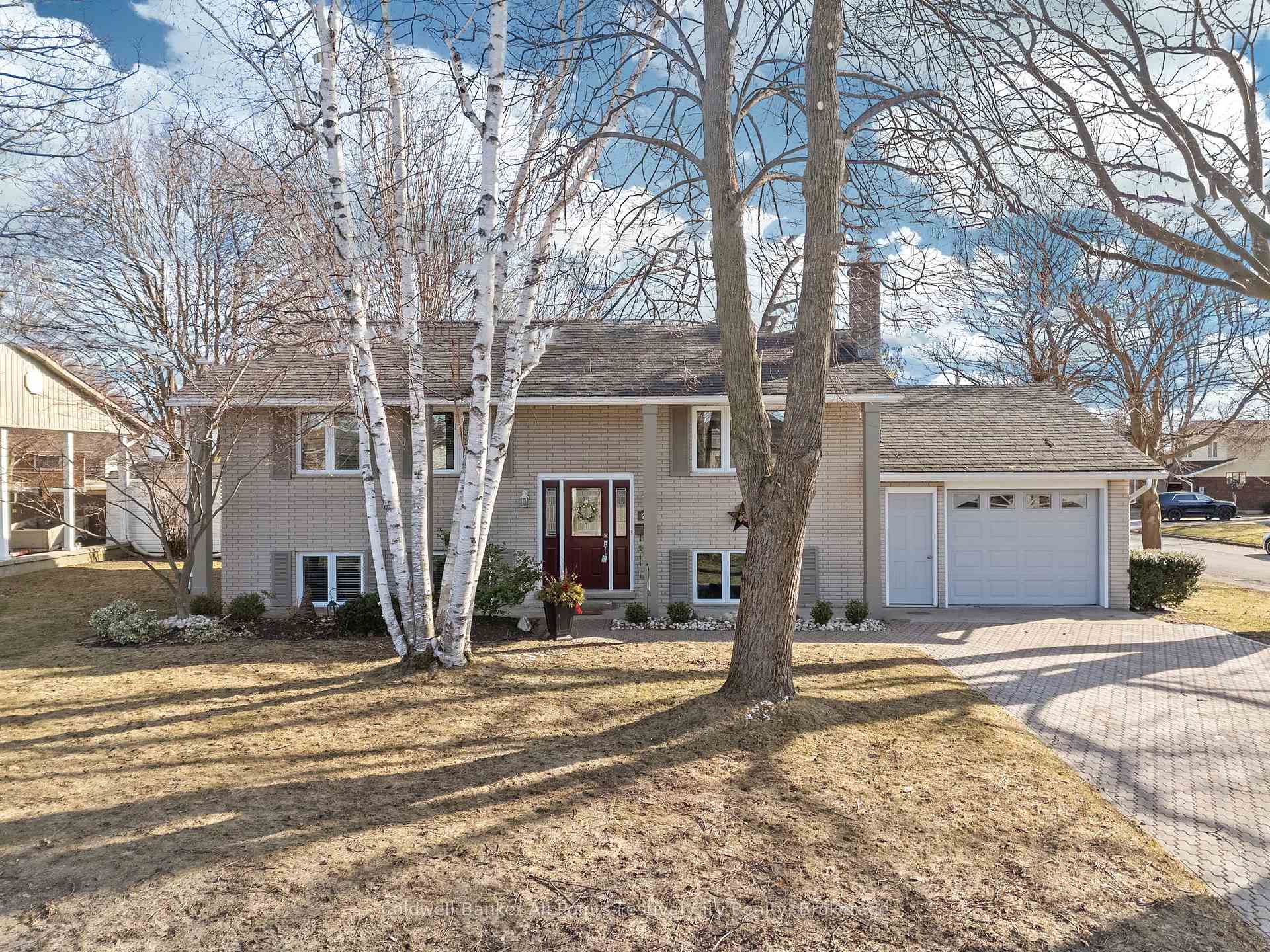 Photo 2 of 212 Bennett Street E, Goderich, Goderich (Town) — HOMEH