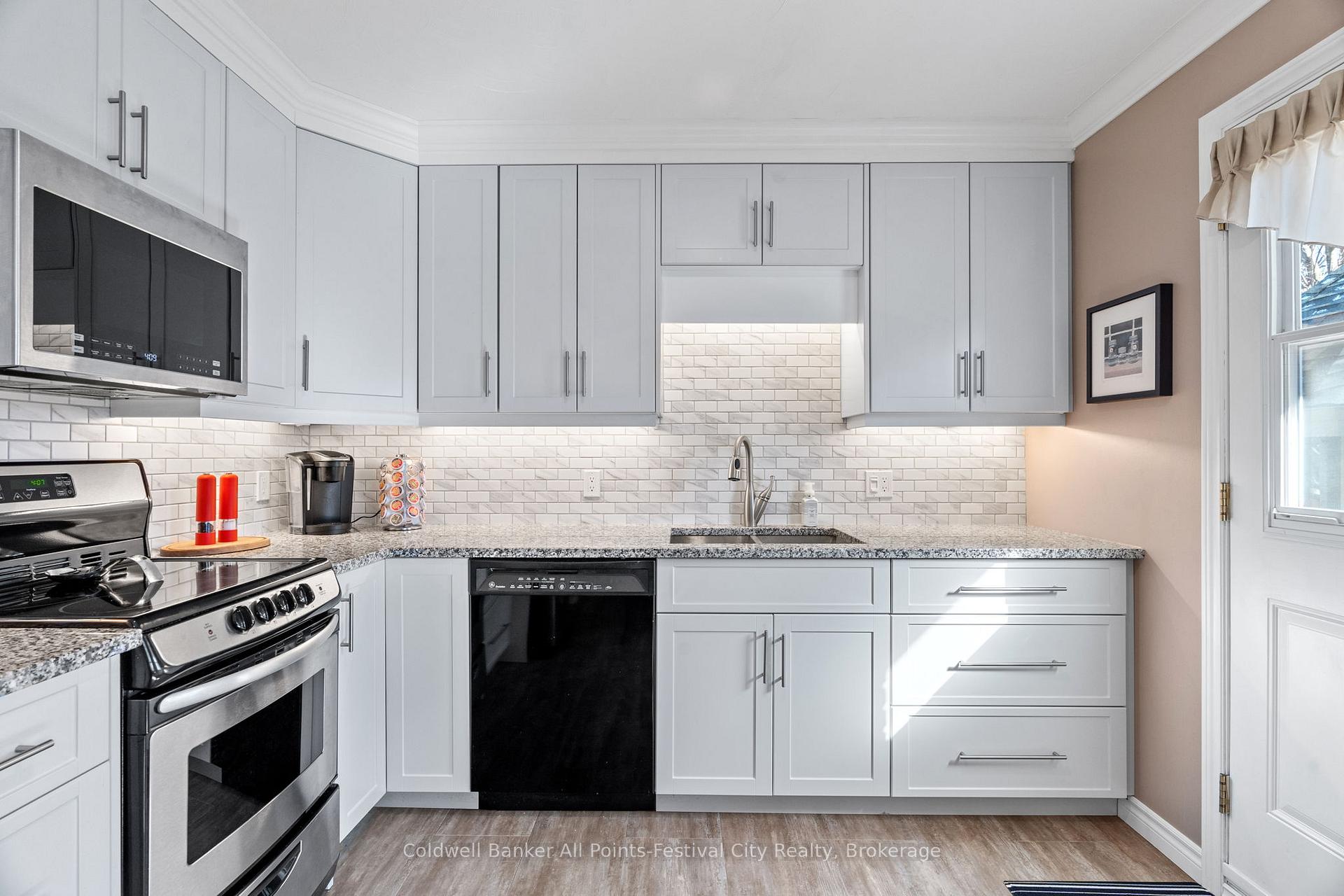 Photo 11 of 212 Bennett Street E, Goderich, Goderich (Town) — HOMEH