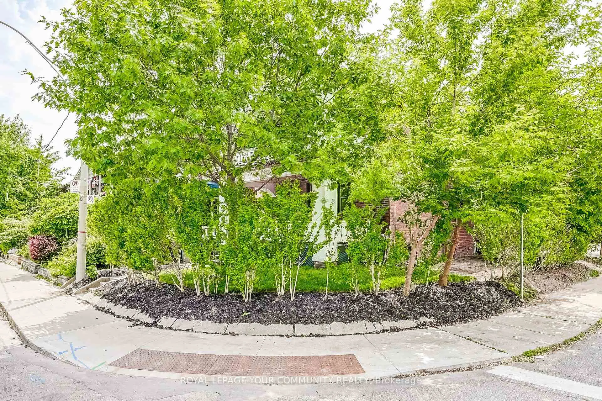 Photo 2 of Unit 1, 44 Wineva Avenue, Toronto, The Beaches — HOMEH