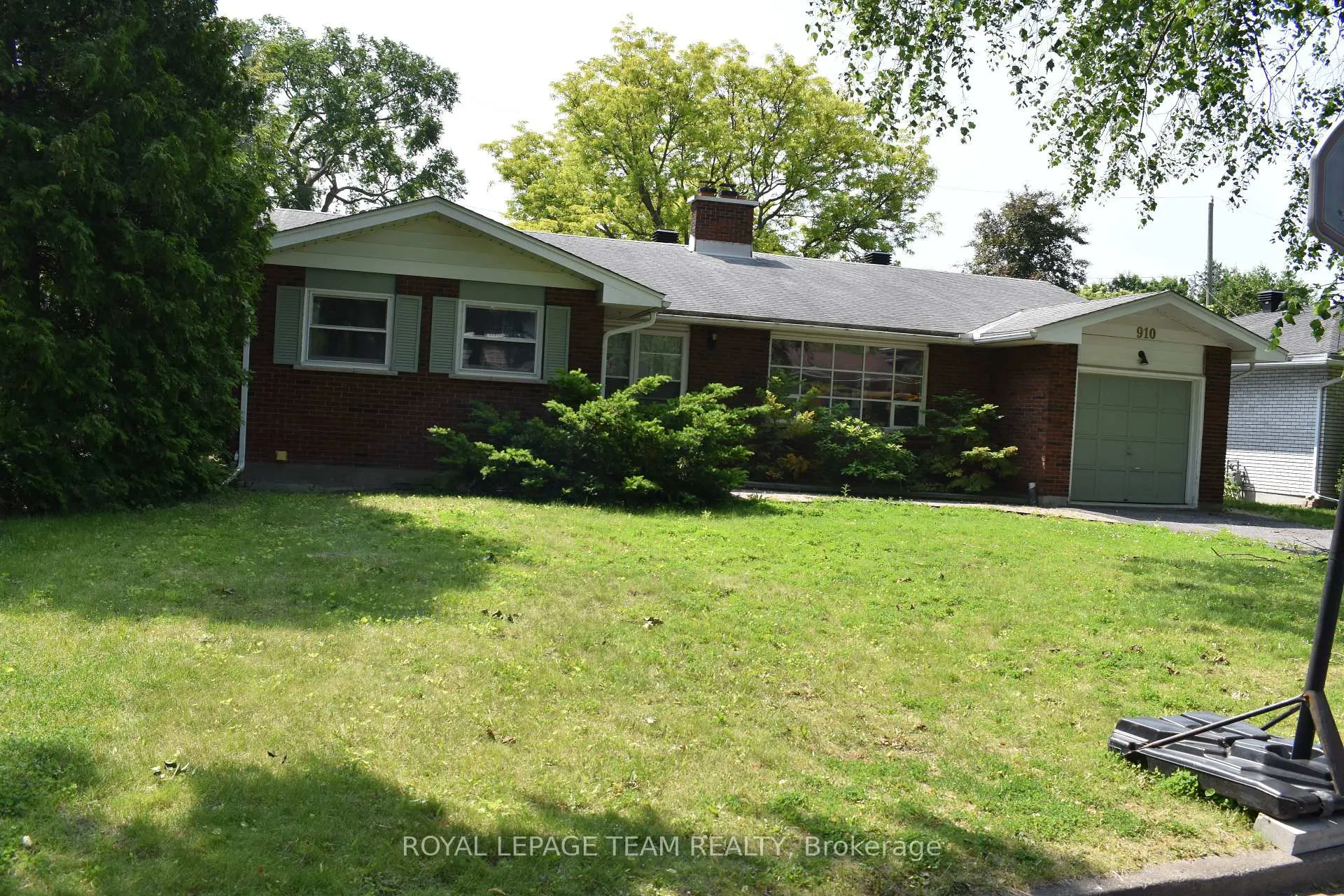 Photo 1 of 910 Garwood Avenue, Ottawa, Riverside Park South — HOMEH
