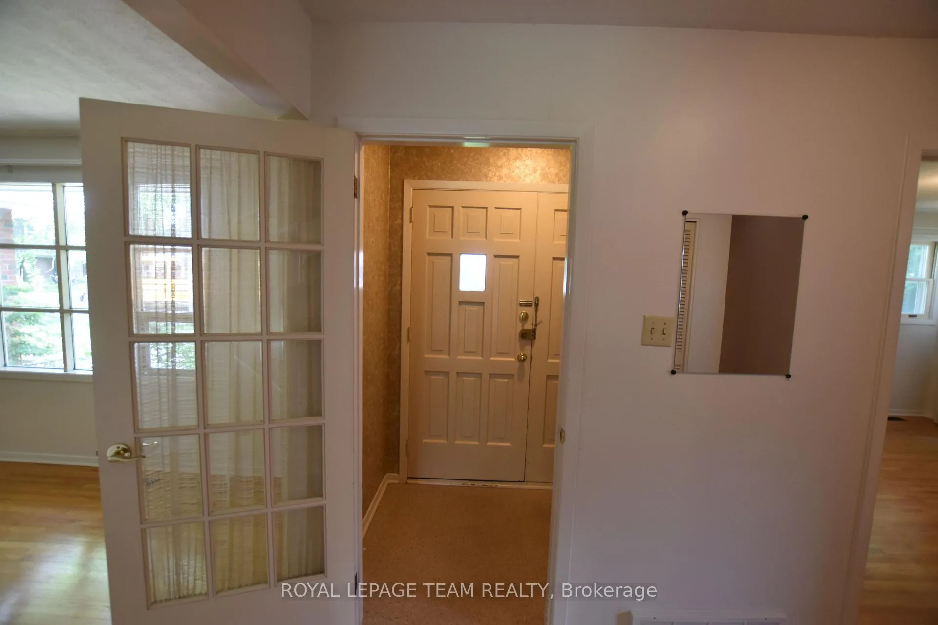 Photo 2 of 910 Garwood Avenue, Ottawa, Riverside Park South — HOMEH