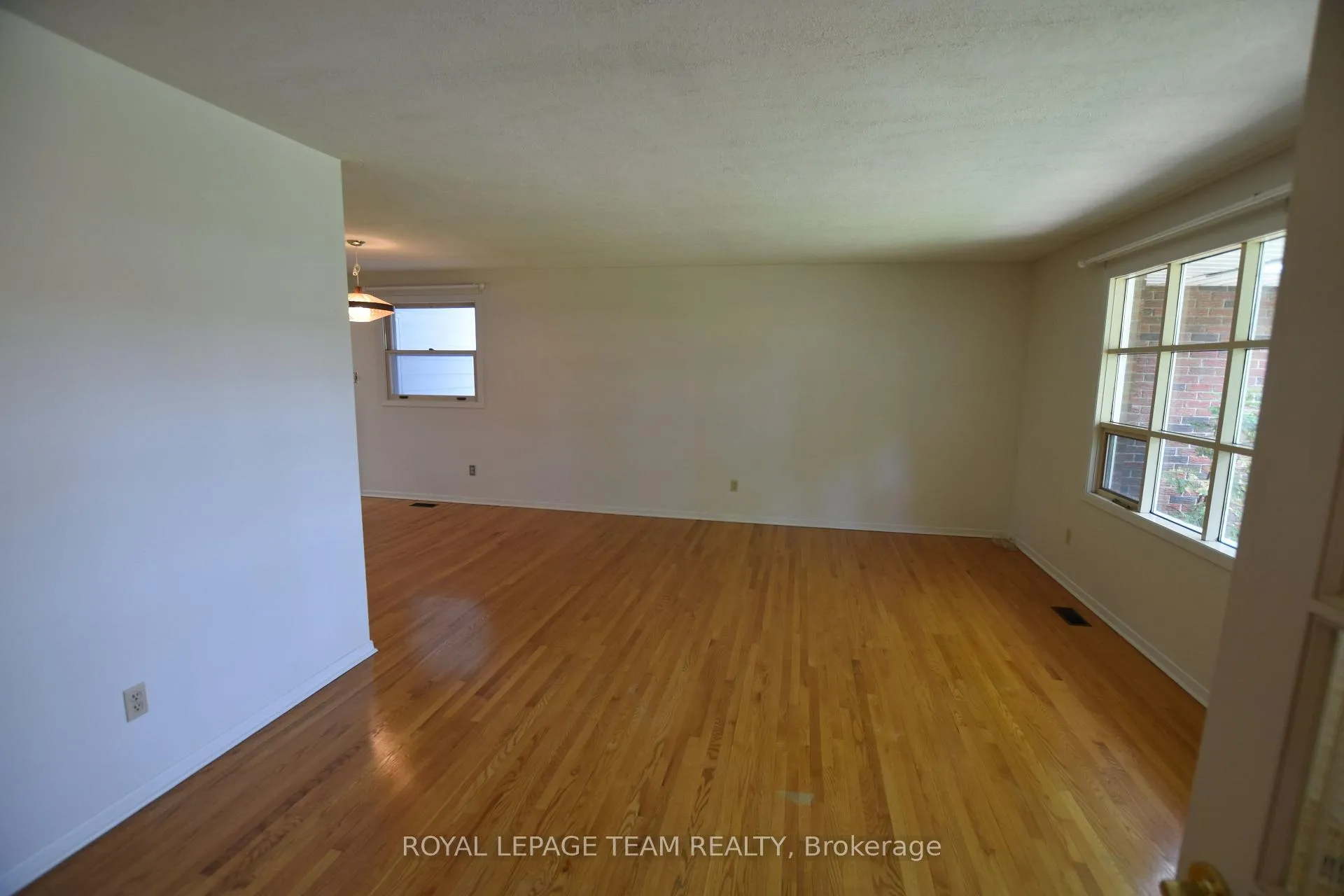 Photo 3 of 910 Garwood Avenue, Ottawa, Riverside Park South — HOMEH