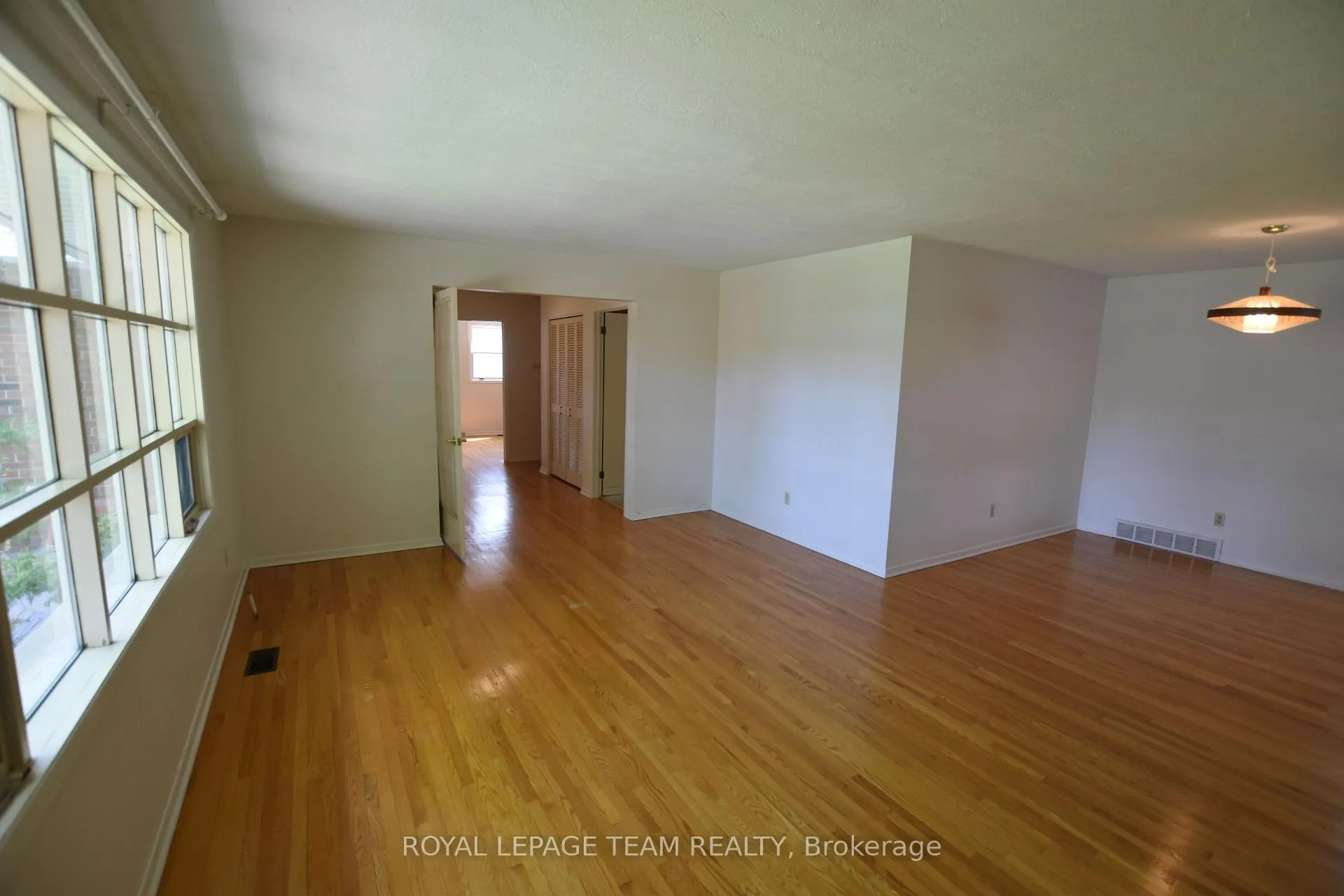 Photo 4 of 910 Garwood Avenue, Ottawa, Riverside Park South — HOMEH