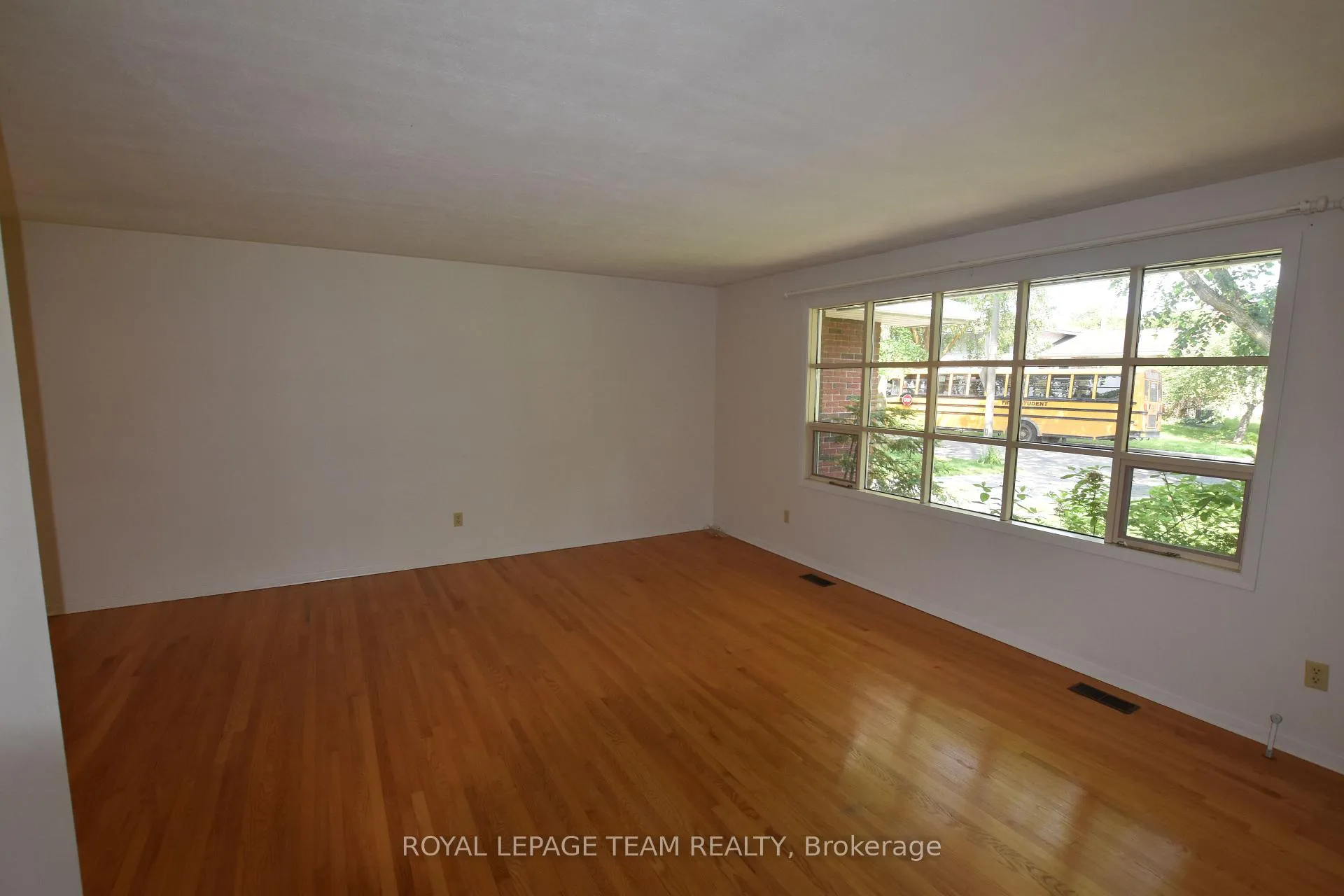 Photo 5 of 910 Garwood Avenue, Ottawa, Riverside Park South — HOMEH