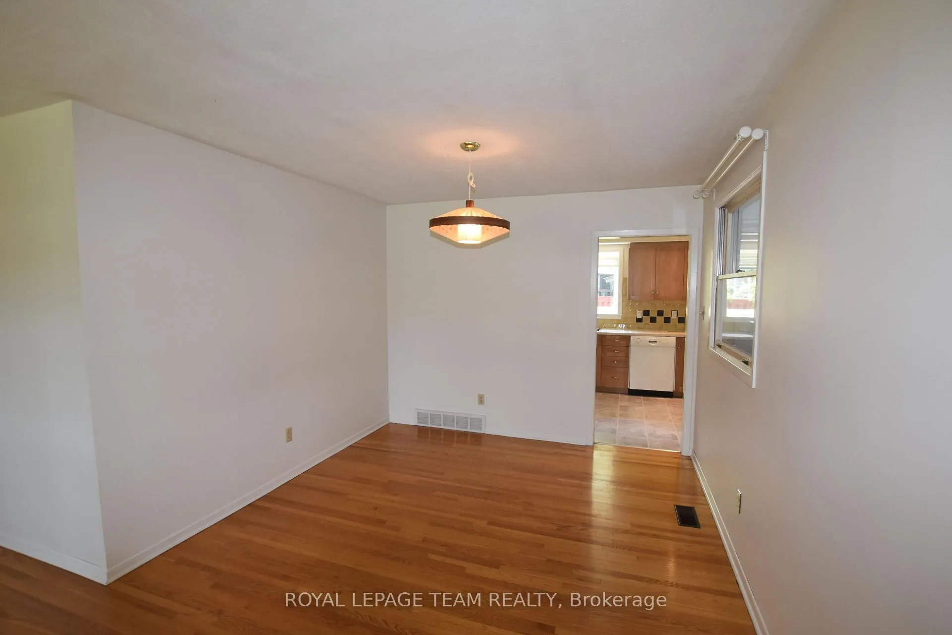 Photo 6 of 910 Garwood Avenue, Ottawa, Riverside Park South — HOMEH