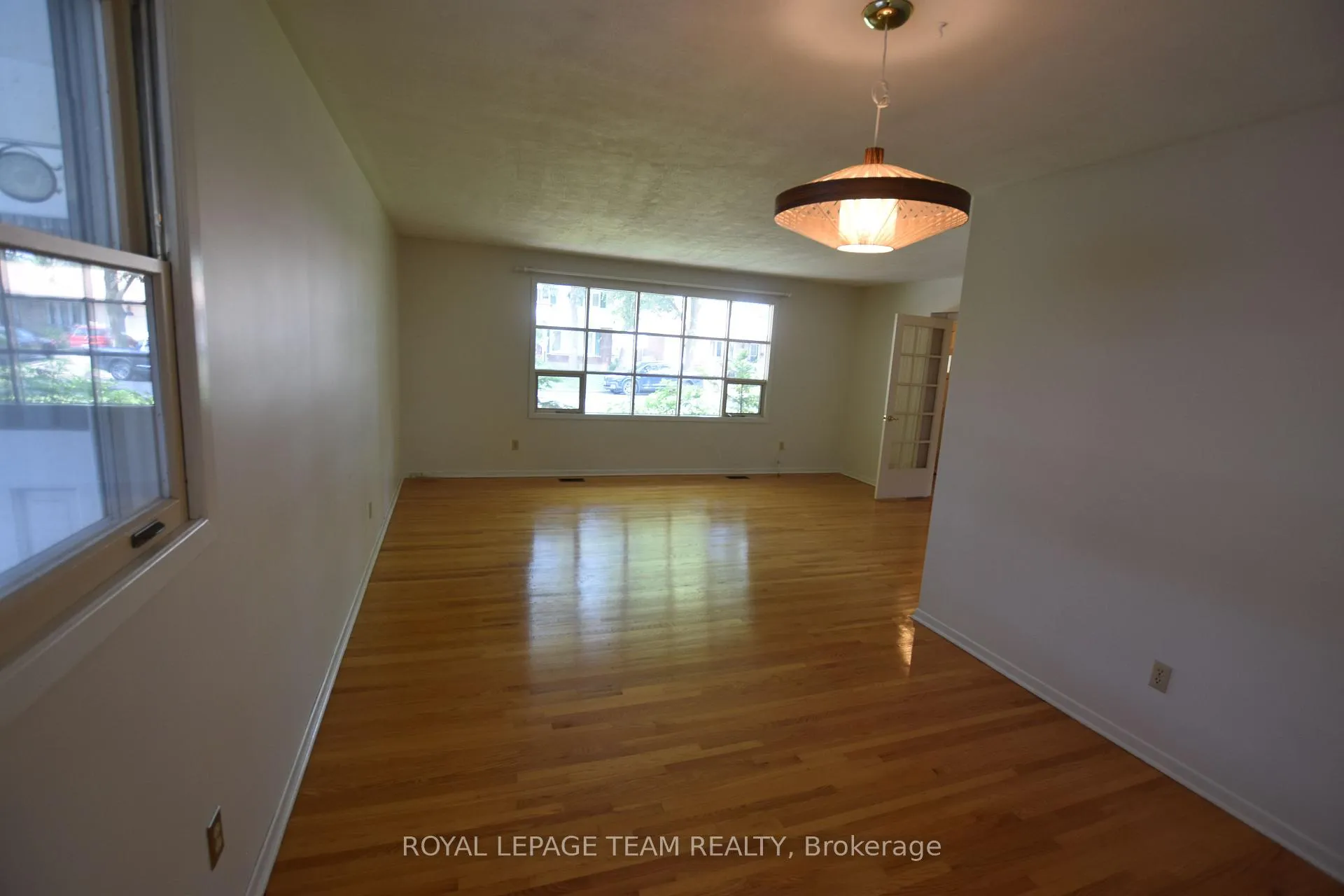 Photo 7 of 910 Garwood Avenue, Ottawa, Riverside Park South — HOMEH