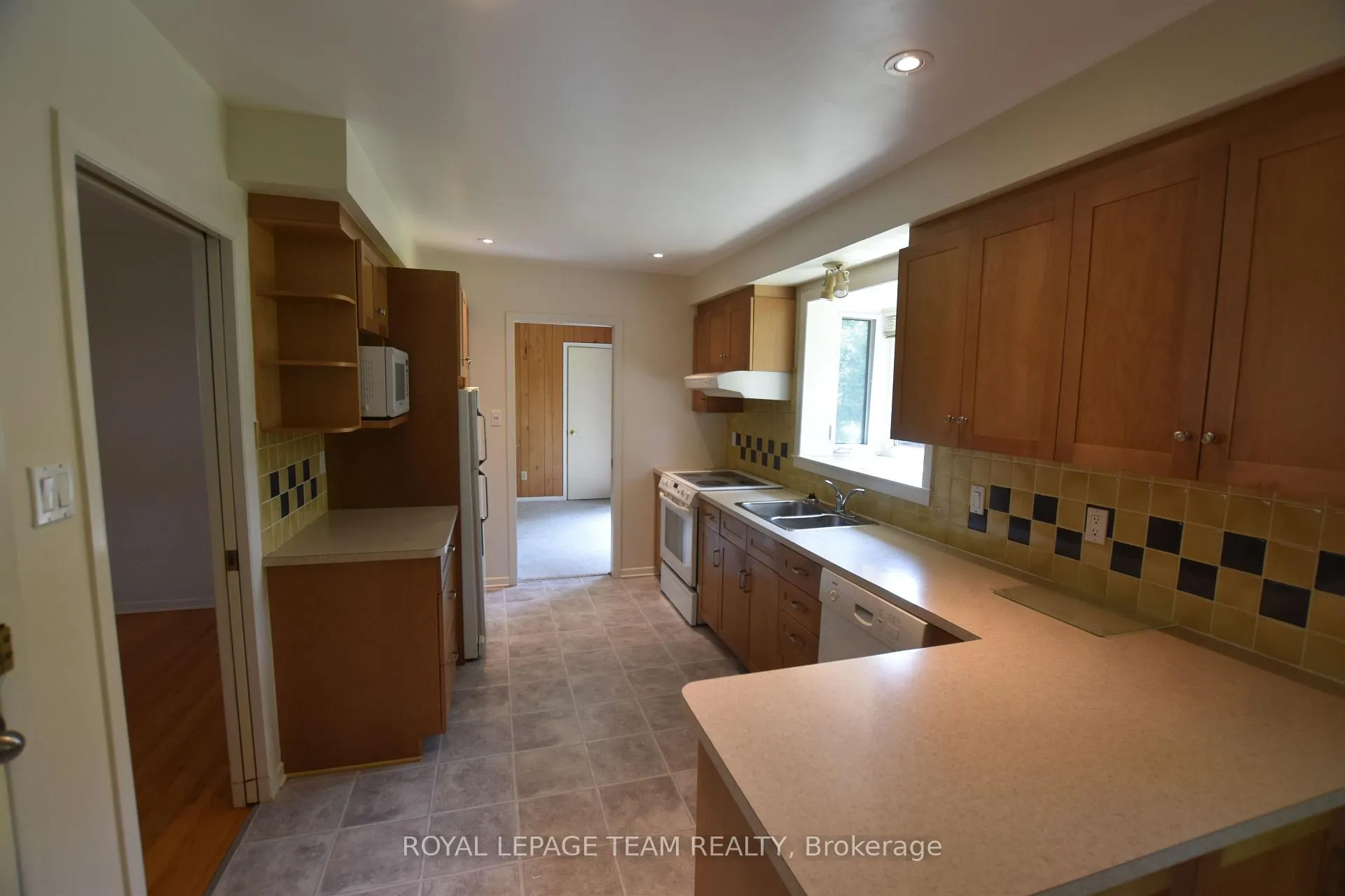 Photo 8 of 910 Garwood Avenue, Ottawa, Riverside Park South — HOMEH