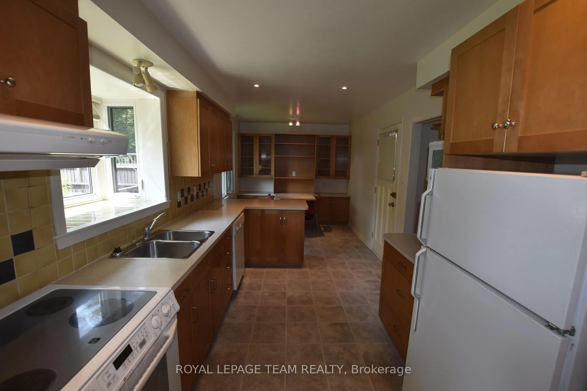 Photo 9 of 910 Garwood Avenue, Ottawa, Riverside Park South — HOMEH