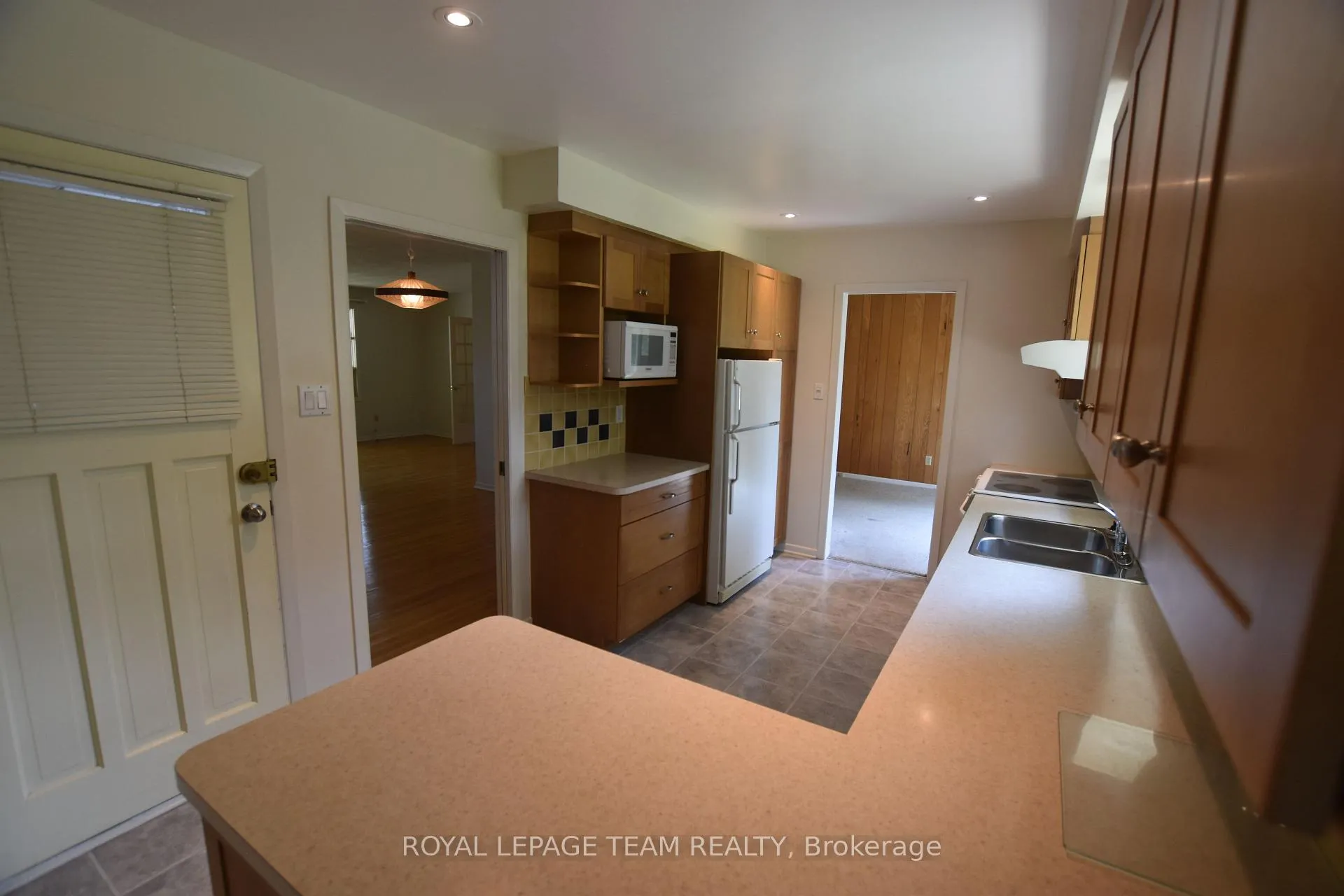 Photo 11 of 910 Garwood Avenue, Ottawa, Riverside Park South — HOMEH