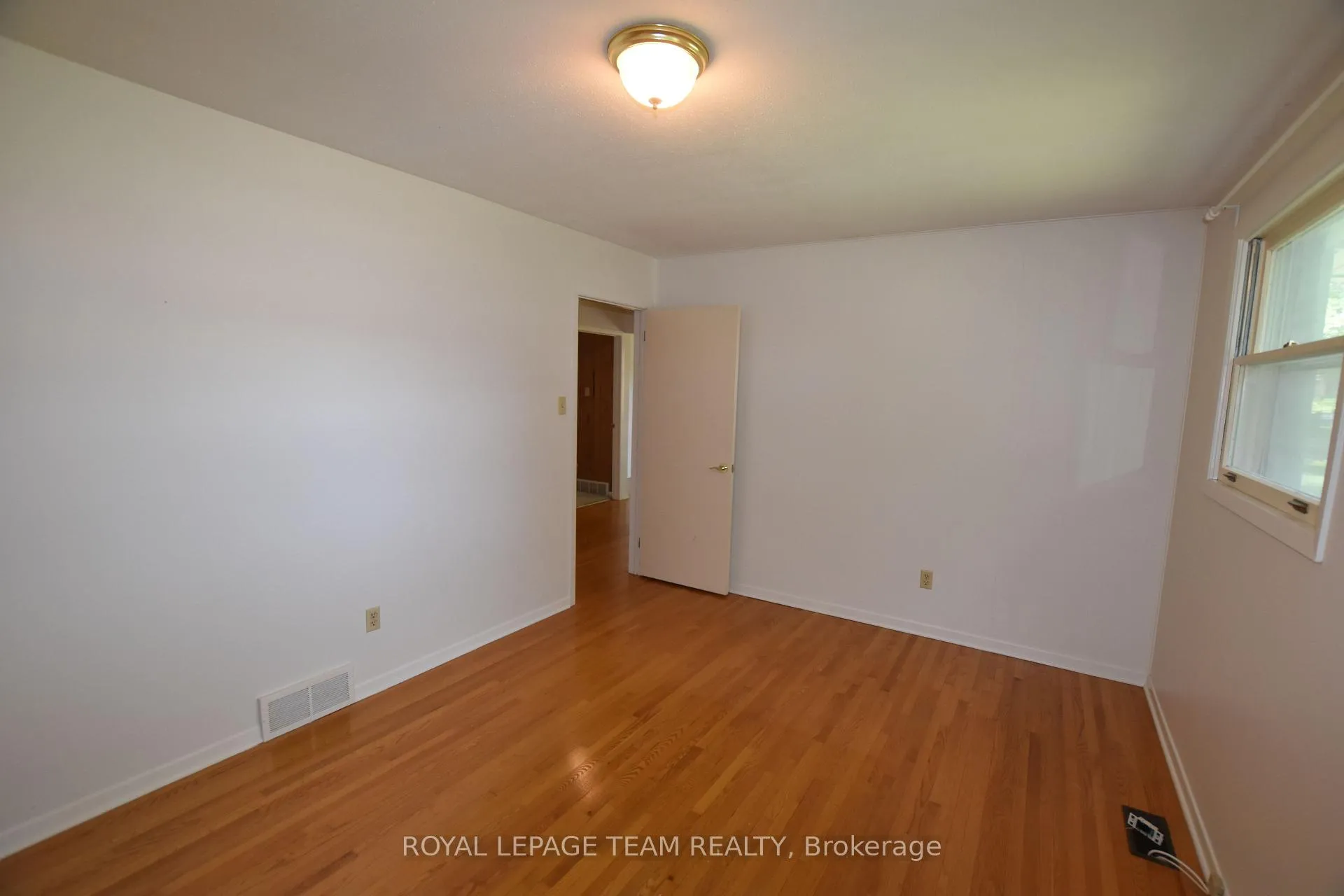 Photo 15 of 910 Garwood Avenue, Ottawa, Riverside Park South — HOMEH