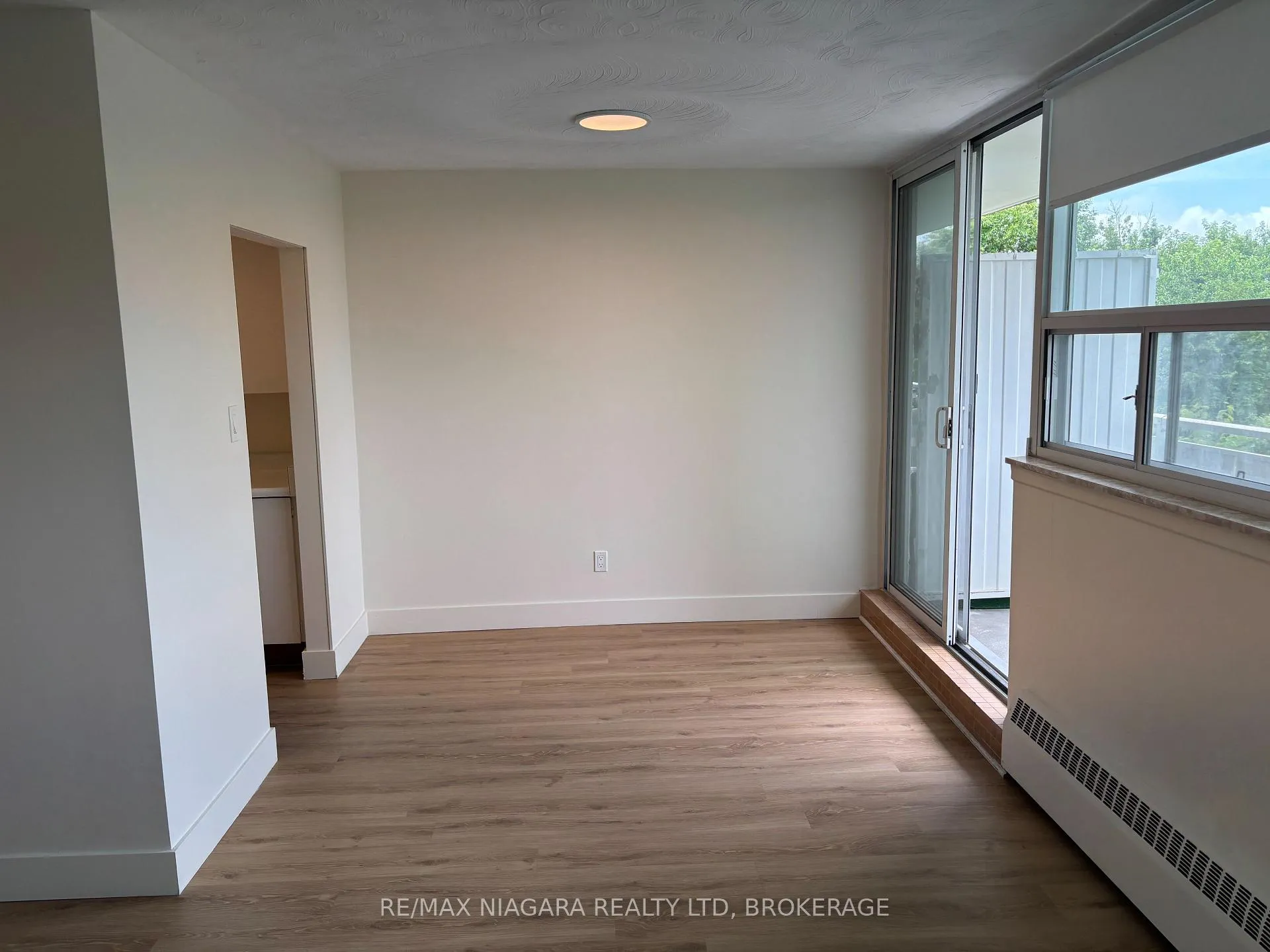 Photo 4 of Unit 308, 6320 Valley Way, Niagara Falls, Cherrywood — HOMEH