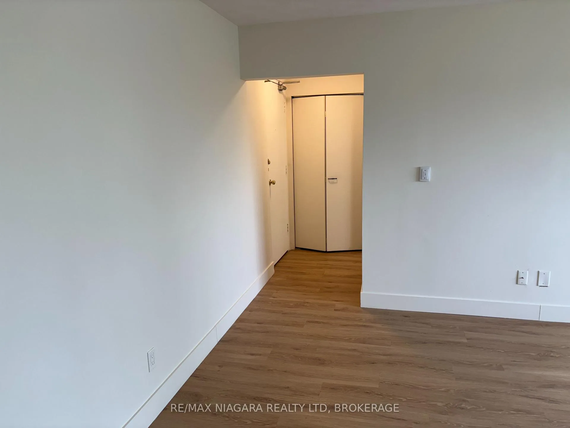Photo 5 of Unit 308, 6320 Valley Way, Niagara Falls, Cherrywood — HOMEH