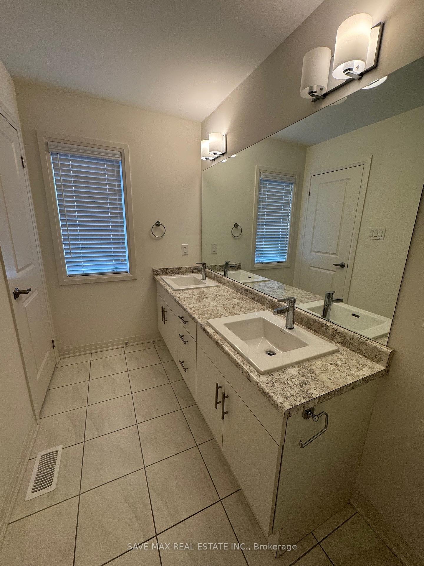 Photo 14 of 66 Copperhill Heights, Barrie, Painswick South — HOMEH