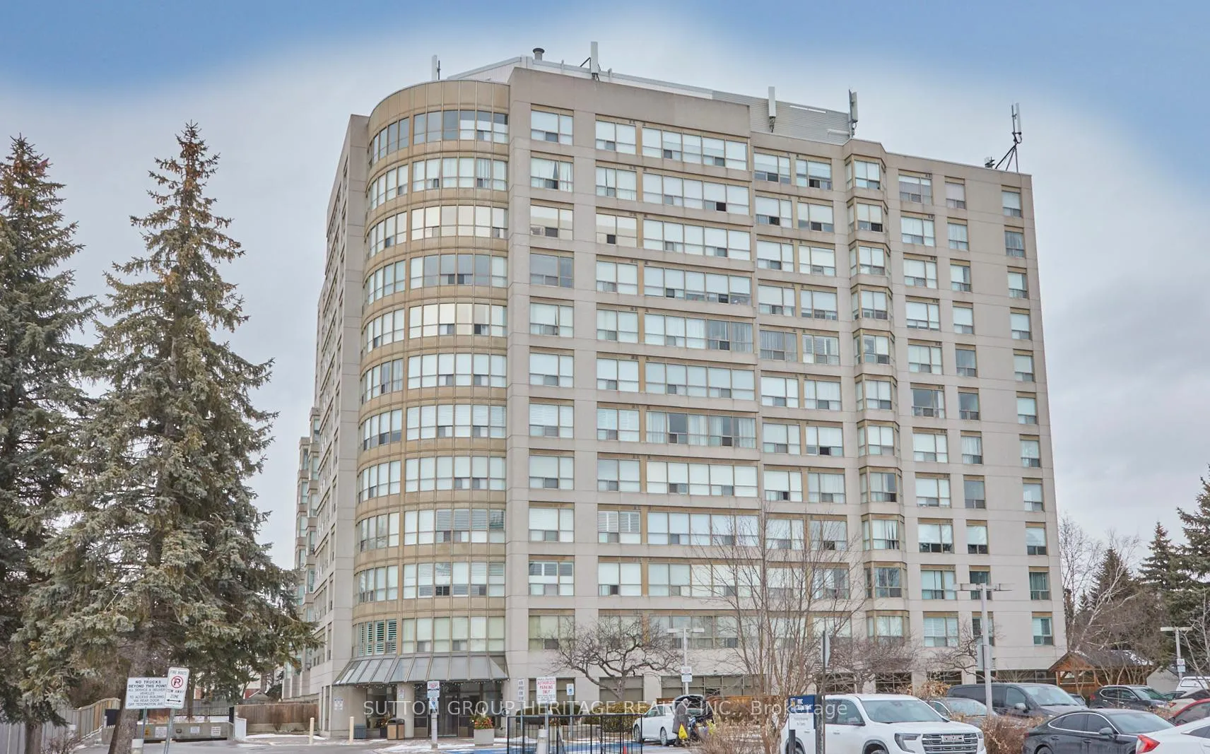 Front of Unit 401, 712 Rossland Road E