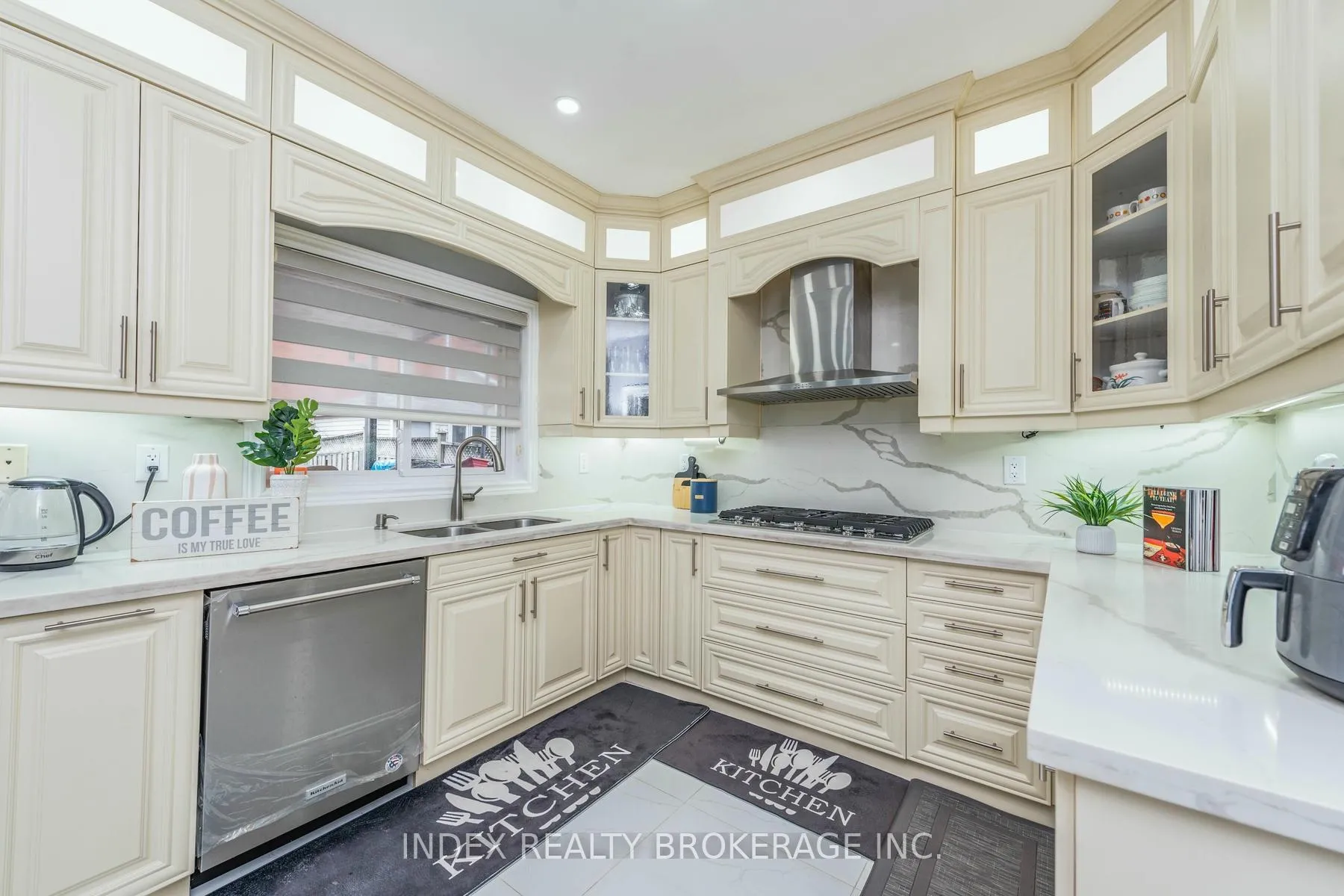 Photo 11 of 54 Brasswinds Court, Vaughan, West Woodbridge — HOMEH