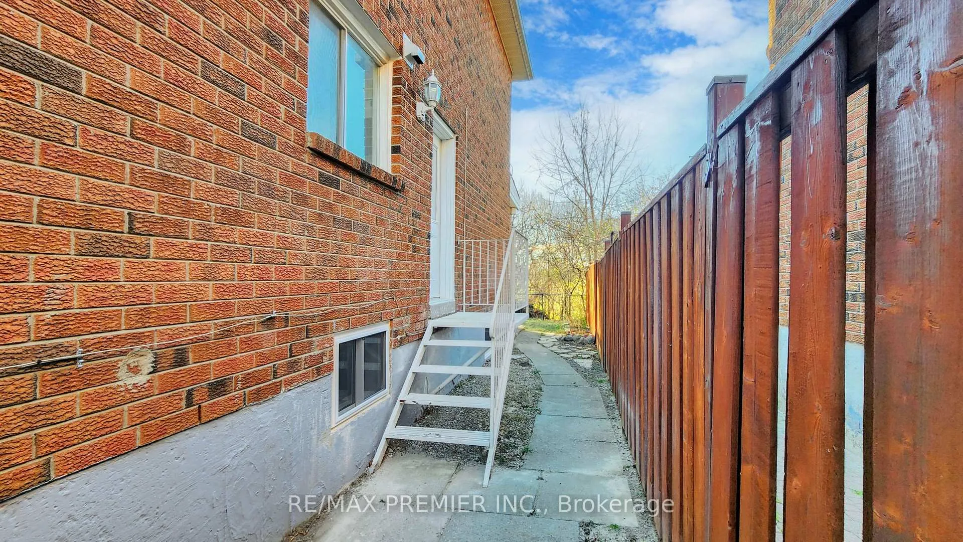 Photo 40 of 105 Fairglen Avenue, Brampton, Brampton West — HOMEH