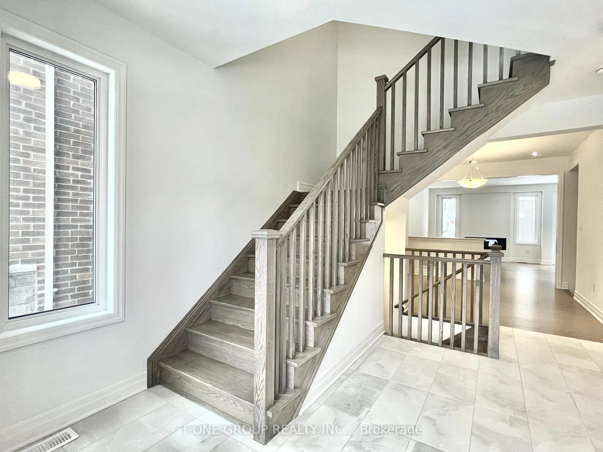 Photo 3 of 7 Greenridge Crescent, Markham, Victoria Square — HOMEH