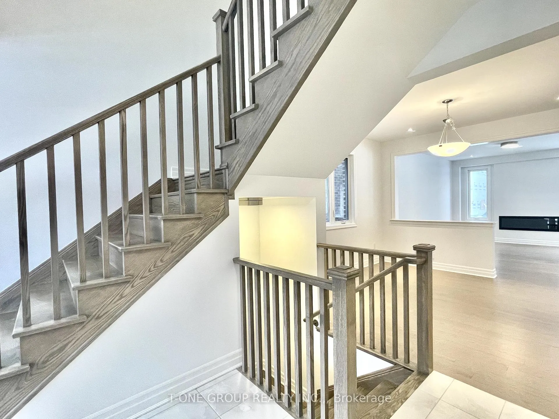 Photo 4 of 7 Greenridge Crescent, Markham, Victoria Square — HOMEH