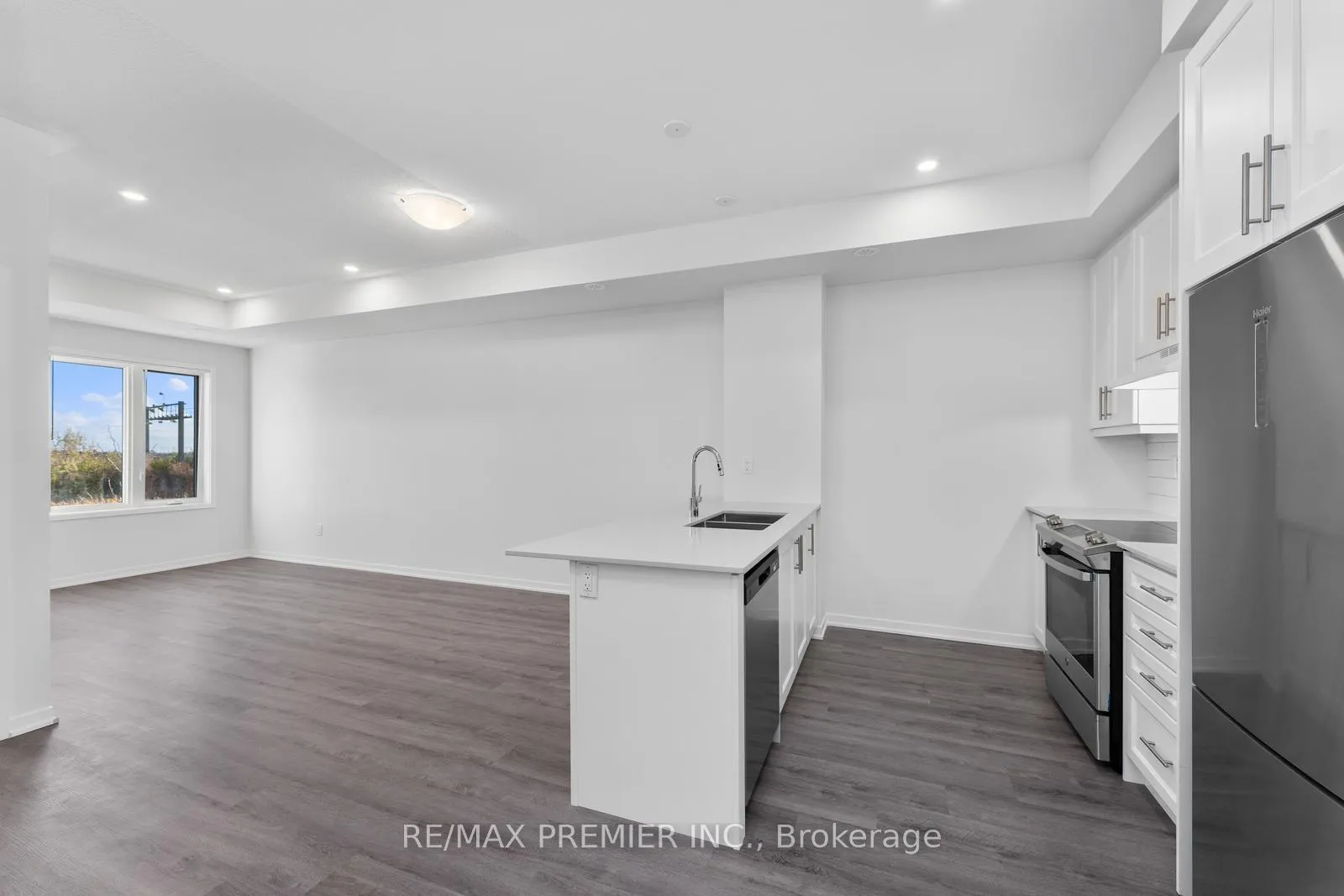 Photo 9 of Unit 338, 100 Honeycrisp Crescent, Vaughan, Vaughan Corporate Centre — HOMEH
