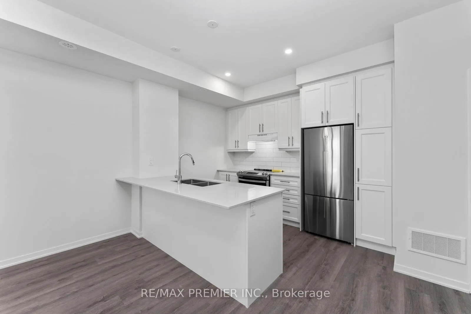 Photo 10 of Unit 338, 100 Honeycrisp Crescent, Vaughan, Vaughan Corporate Centre — HOMEH