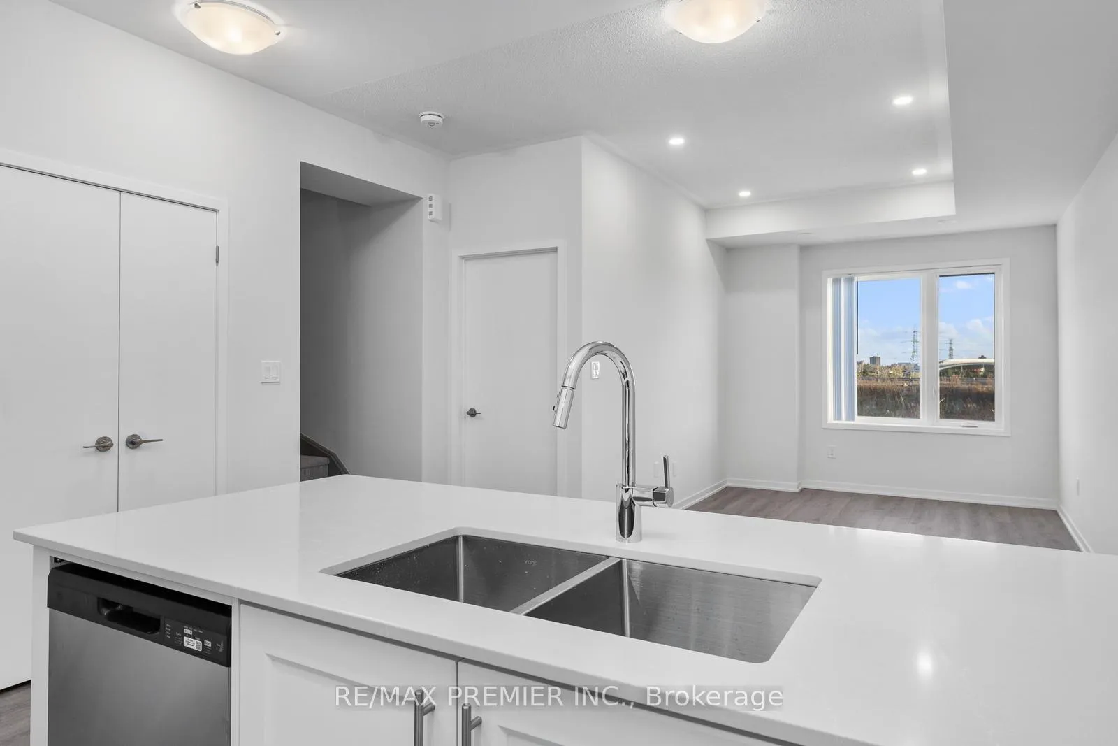 Photo 14 of Unit 338, 100 Honeycrisp Crescent, Vaughan, Vaughan Corporate Centre — HOMEH