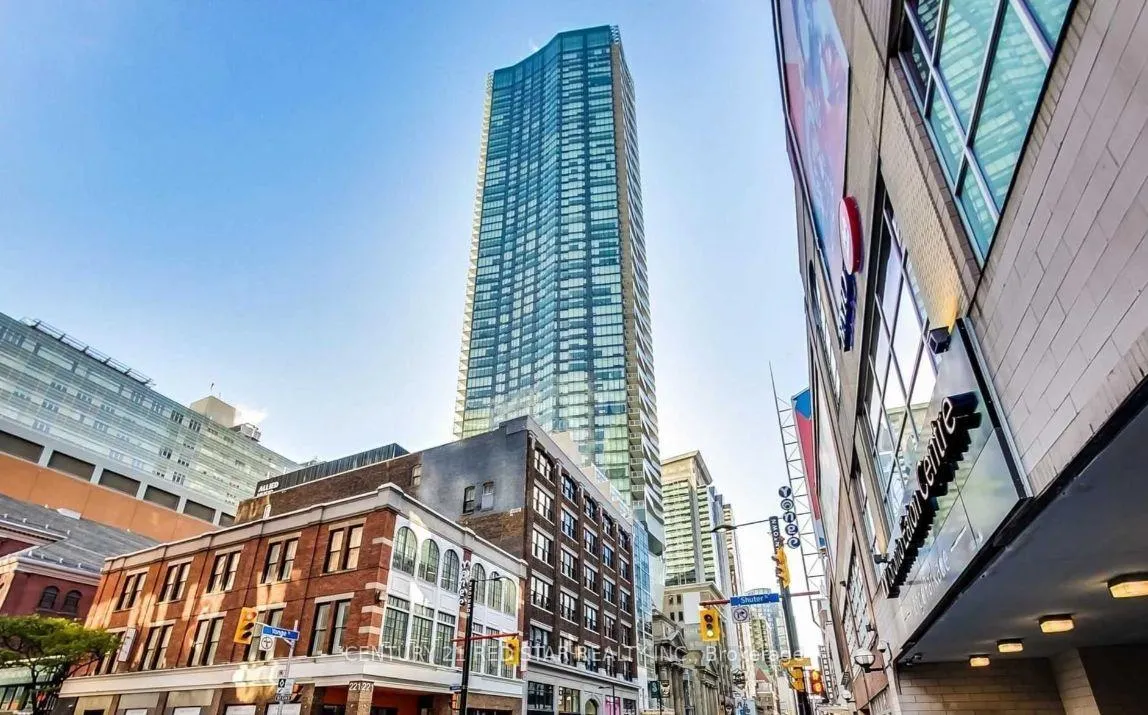 Front of Unit 1514, 197 Yonge Street