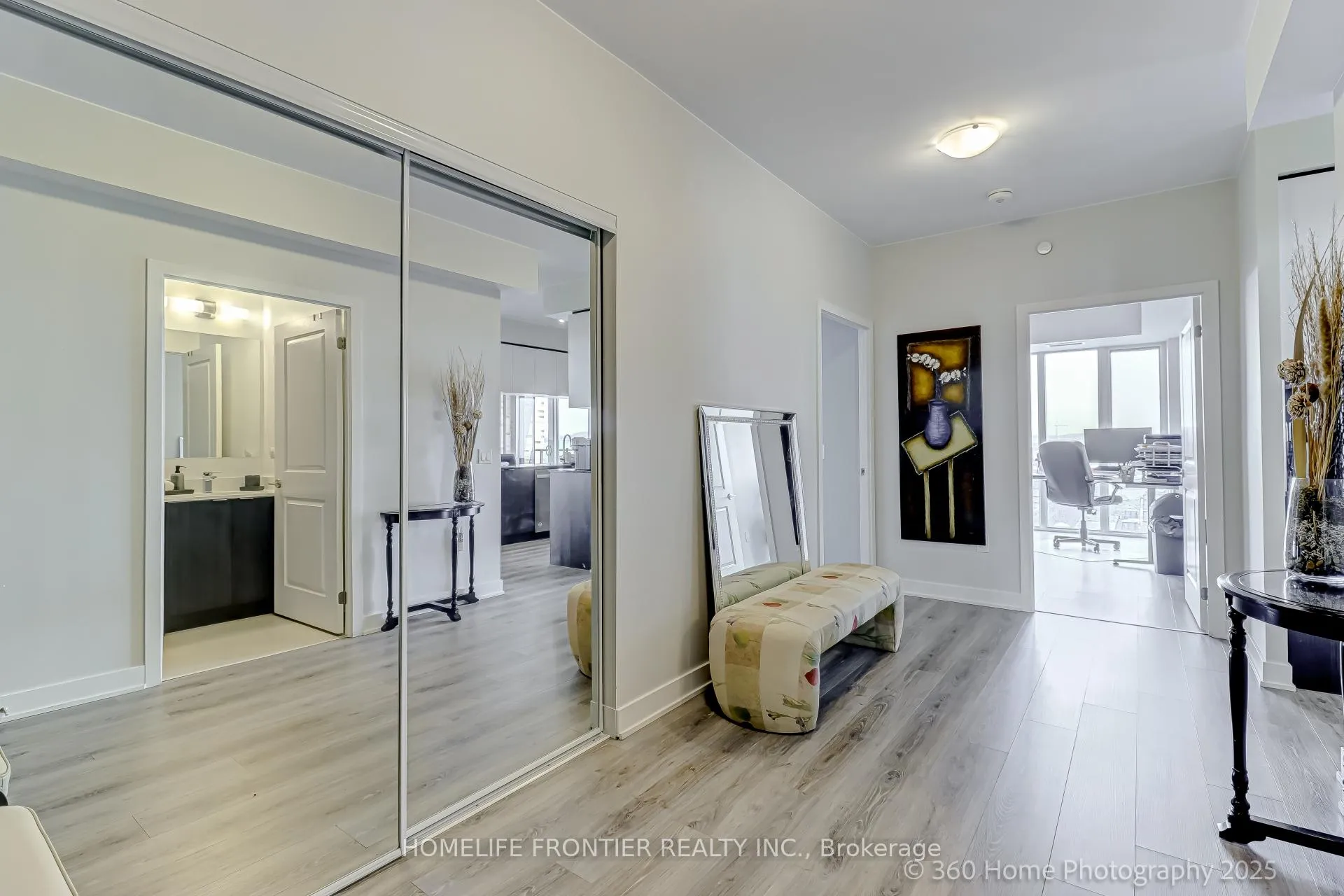Photo 4 of Unit 904, 100 Eagle Rock Way W, Vaughan, Maple — HOMEH