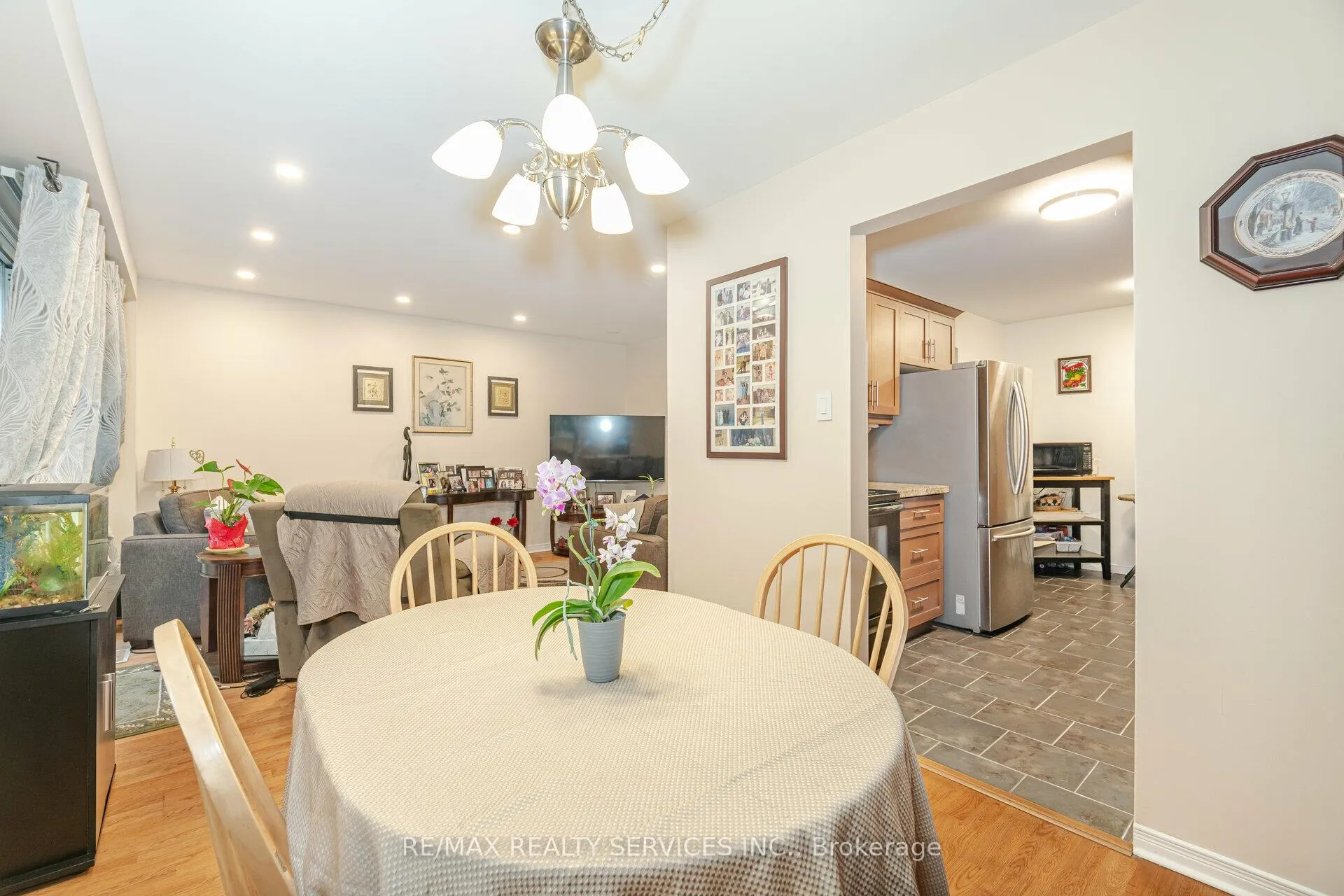 Photo 10 of 16 Montrose Place, Brampton, Central Park — HOMEH