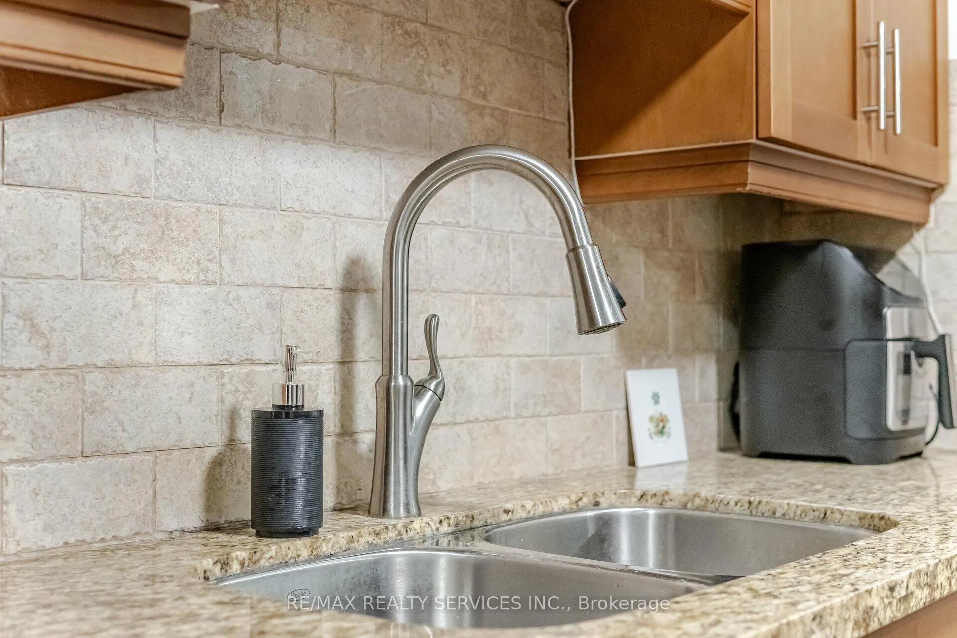 Photo 13 of 16 Montrose Place, Brampton, Central Park — HOMEH