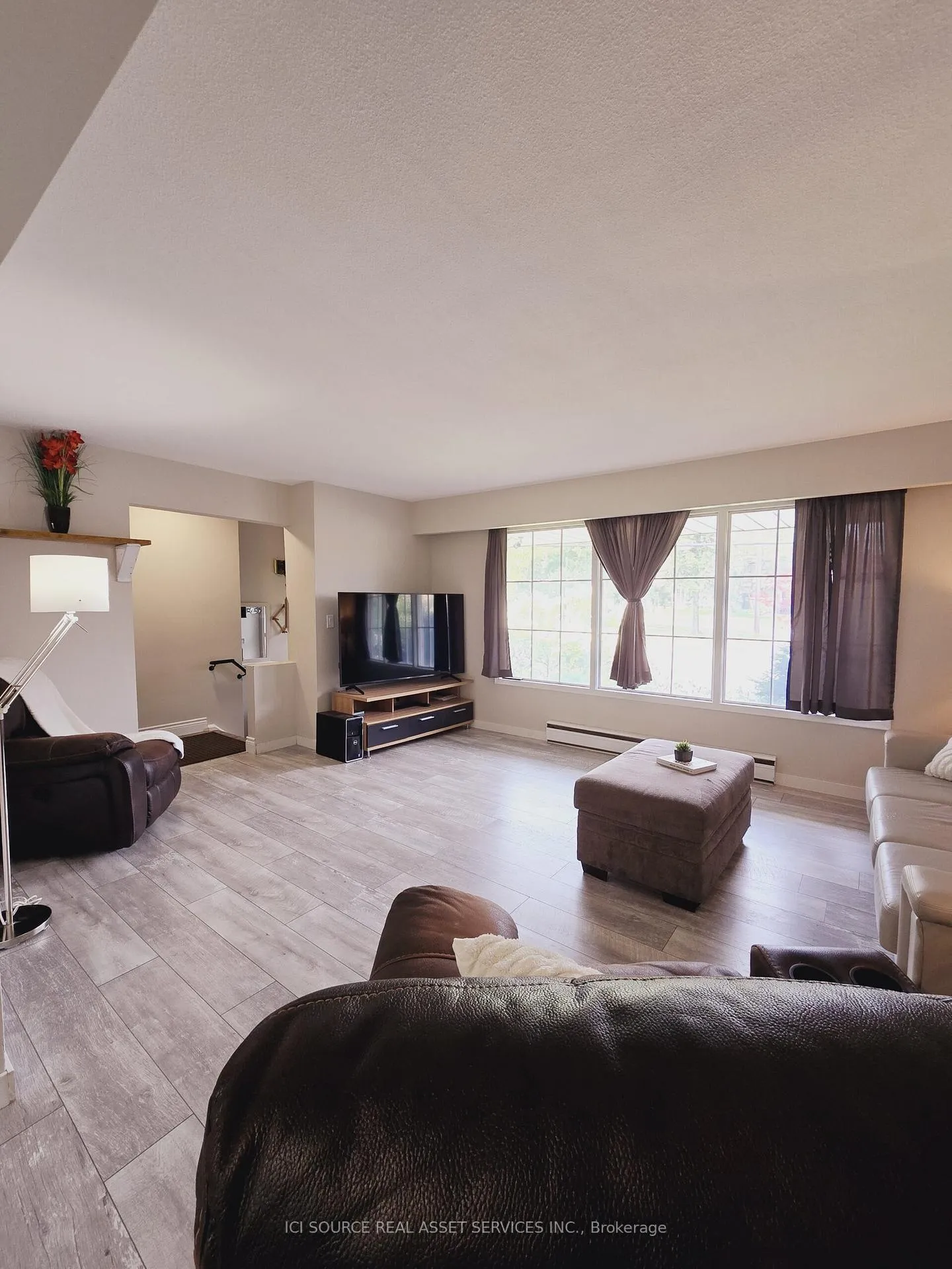 Photo 3 of 227 Rossland Road E, Oshawa, O'Neill — HOMEH
