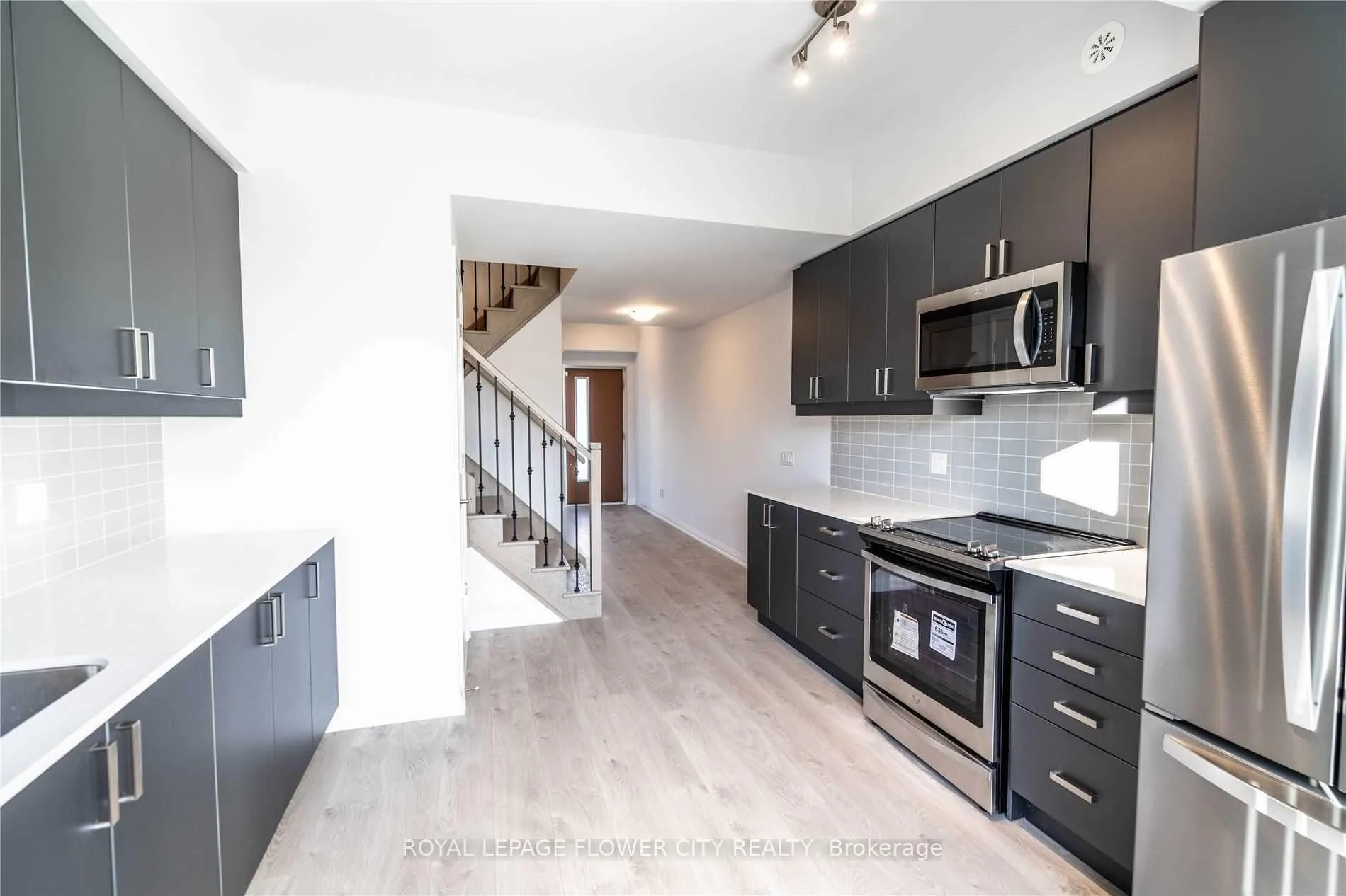 Photo 3 of Unit Th56, 1040 Portage Parkway, Vaughan, Concord — HOMEH