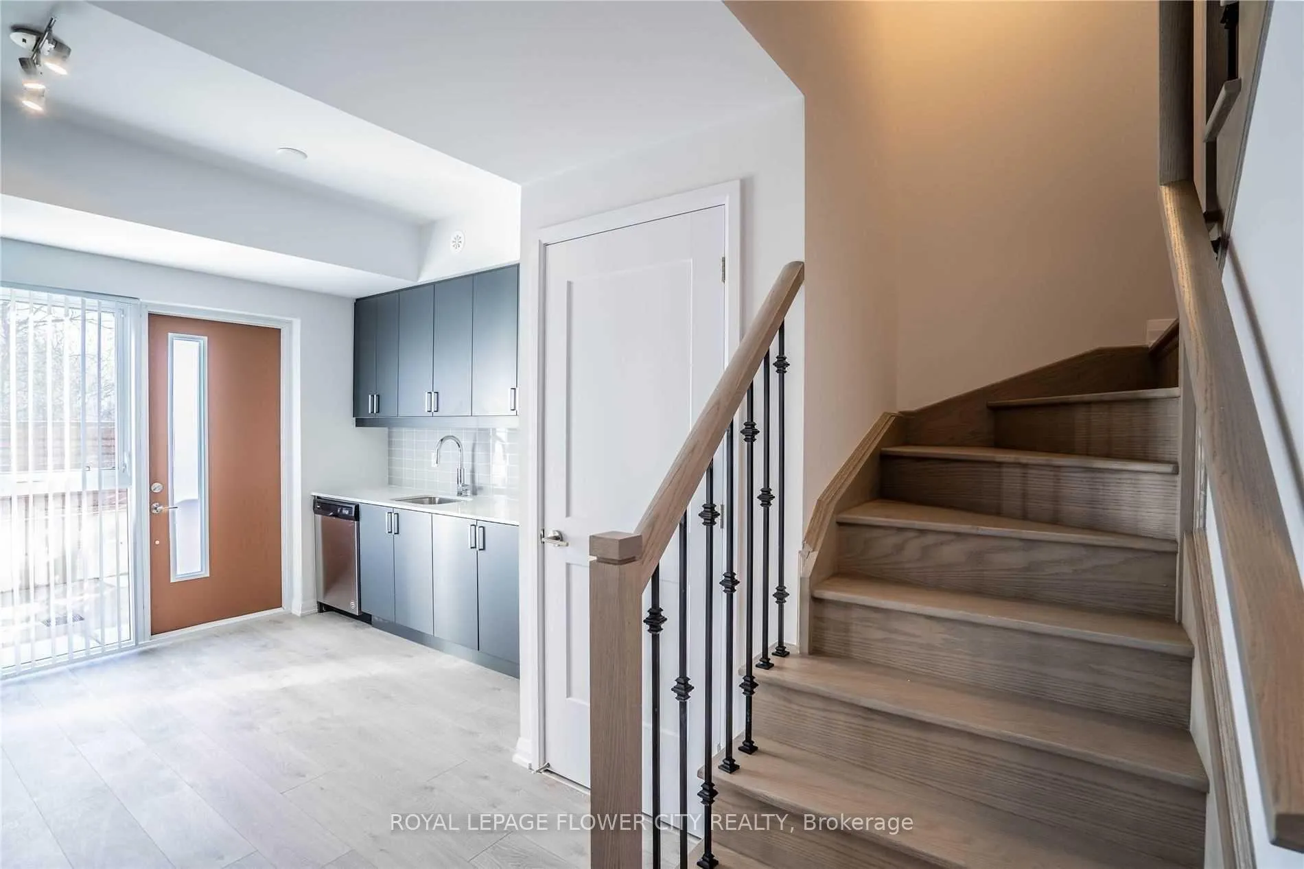 Photo 4 of Unit Th56, 1040 Portage Parkway, Vaughan, Concord — HOMEH