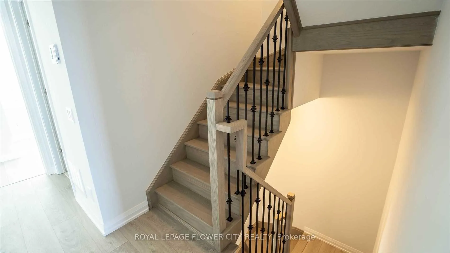 Photo 6 of Unit Th56, 1040 Portage Parkway, Vaughan, Concord — HOMEH