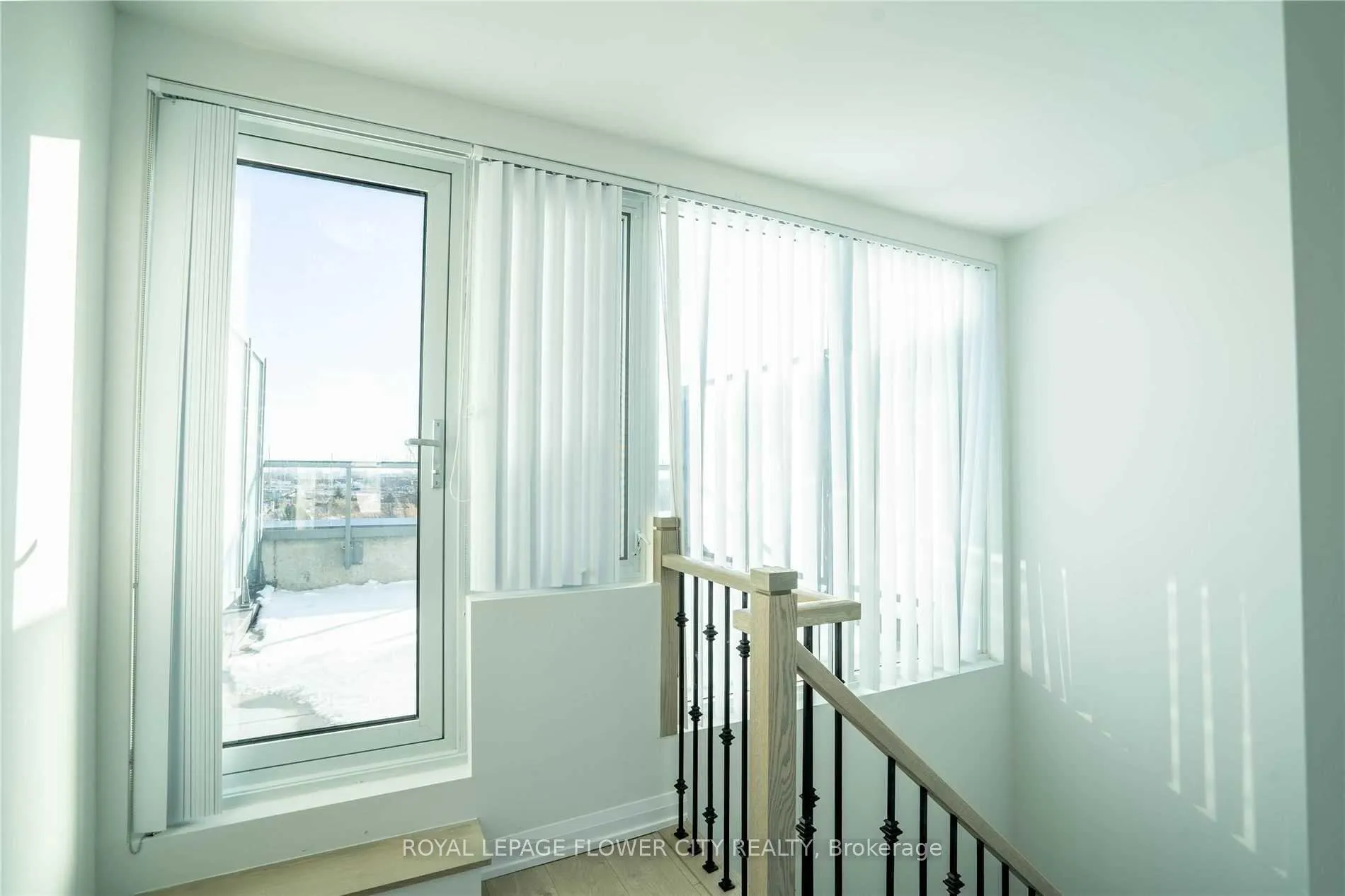 Photo 8 of Unit Th56, 1040 Portage Parkway, Vaughan, Concord — HOMEH