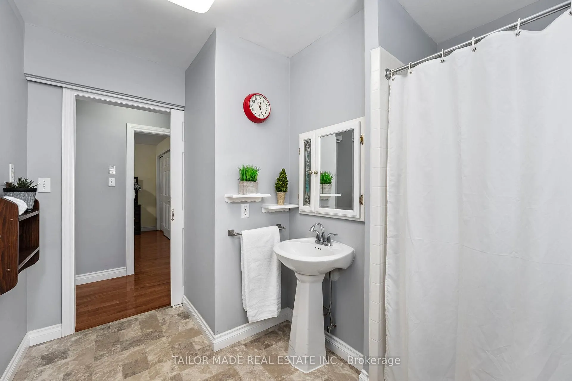 Photo 23 of 60 Credit Road, Caledon, Cheltenham — HOMEH