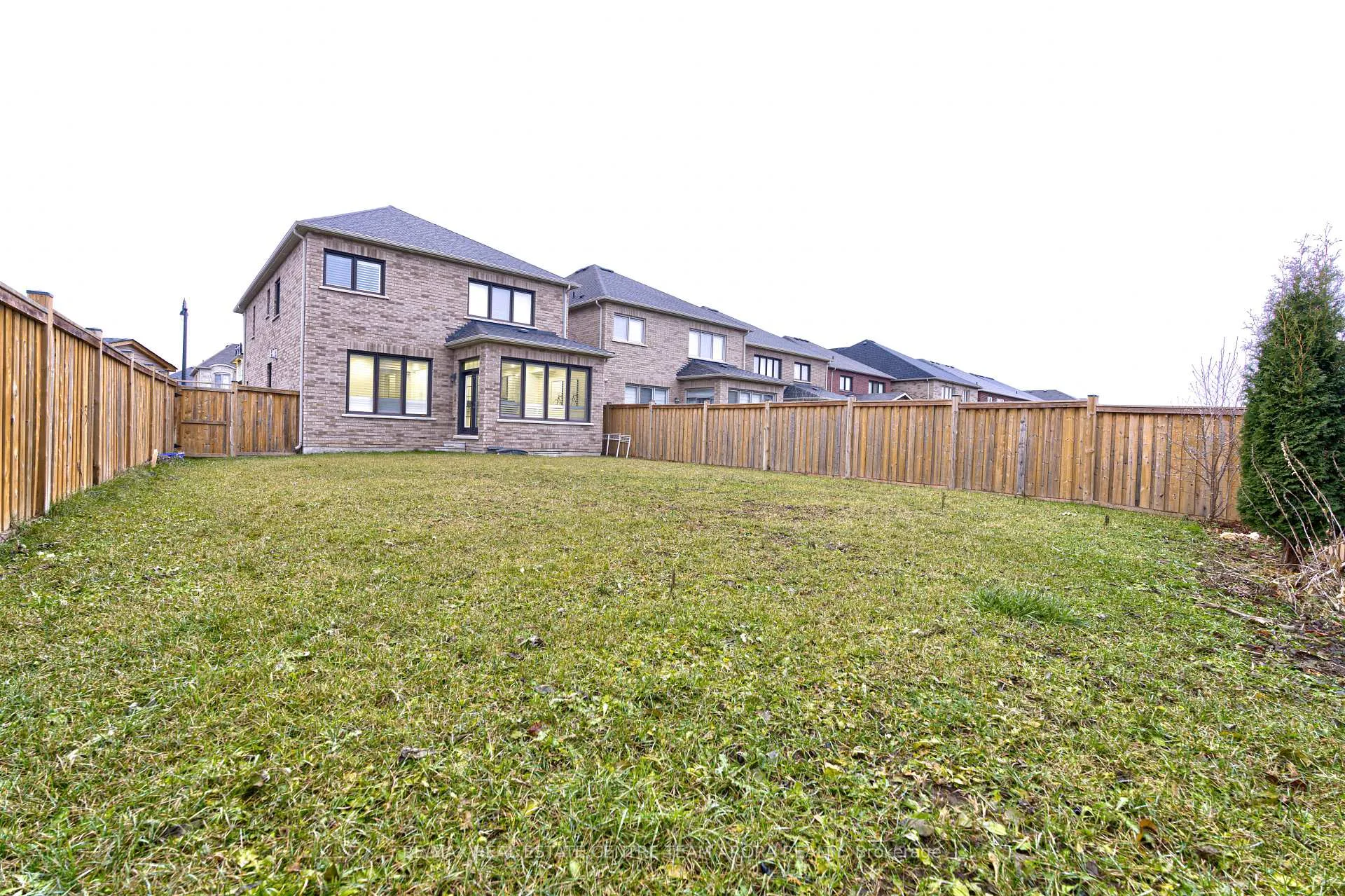 Photo 36 of 47 Dunley Crescent, Brampton, Credit Valley — HOMEH