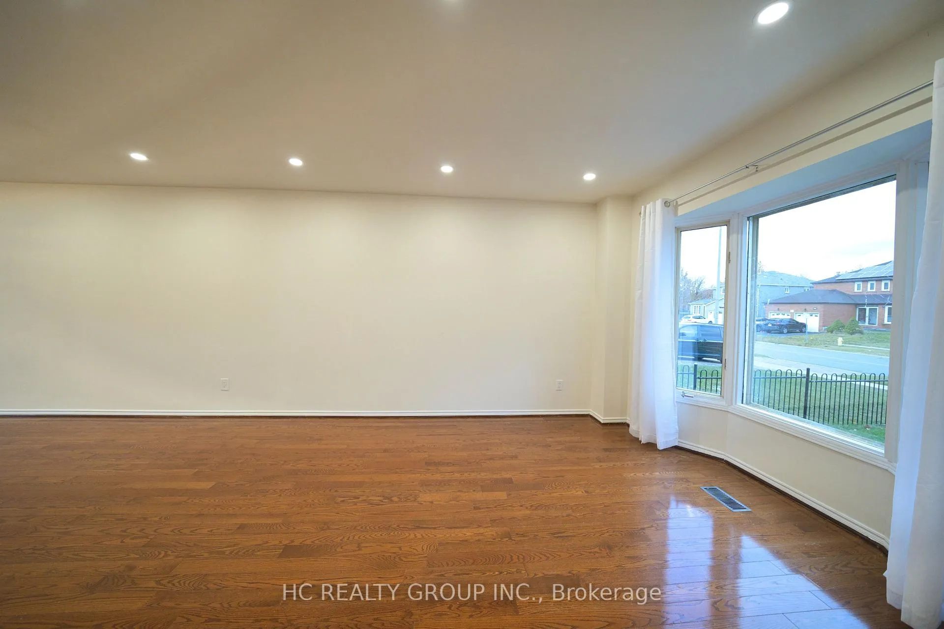Photo 4 of 217 Highglen Avenue, Markham, Milliken Mills East — HOMEH